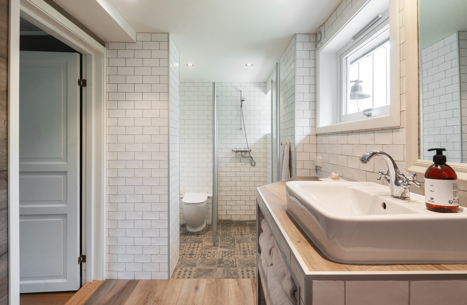 Pent flislagt
bad i 1. etasje Galleribilde