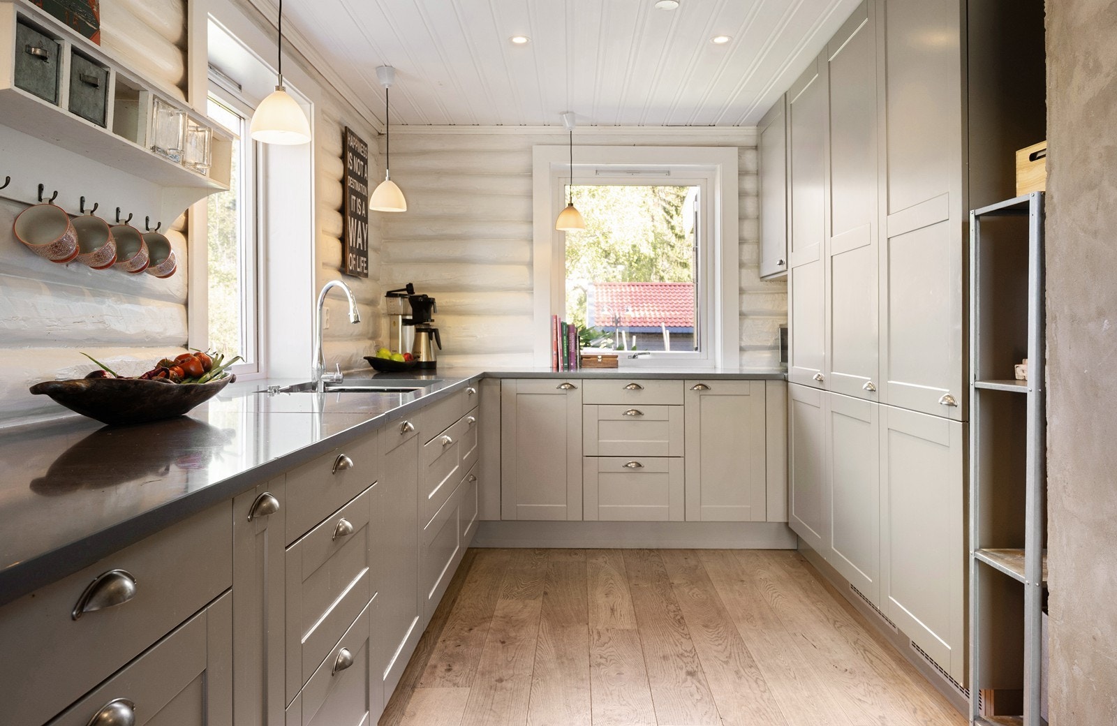 Flott kjøkken med integrerte hvitevarer og god benke- og lagringsplass Galleribilde