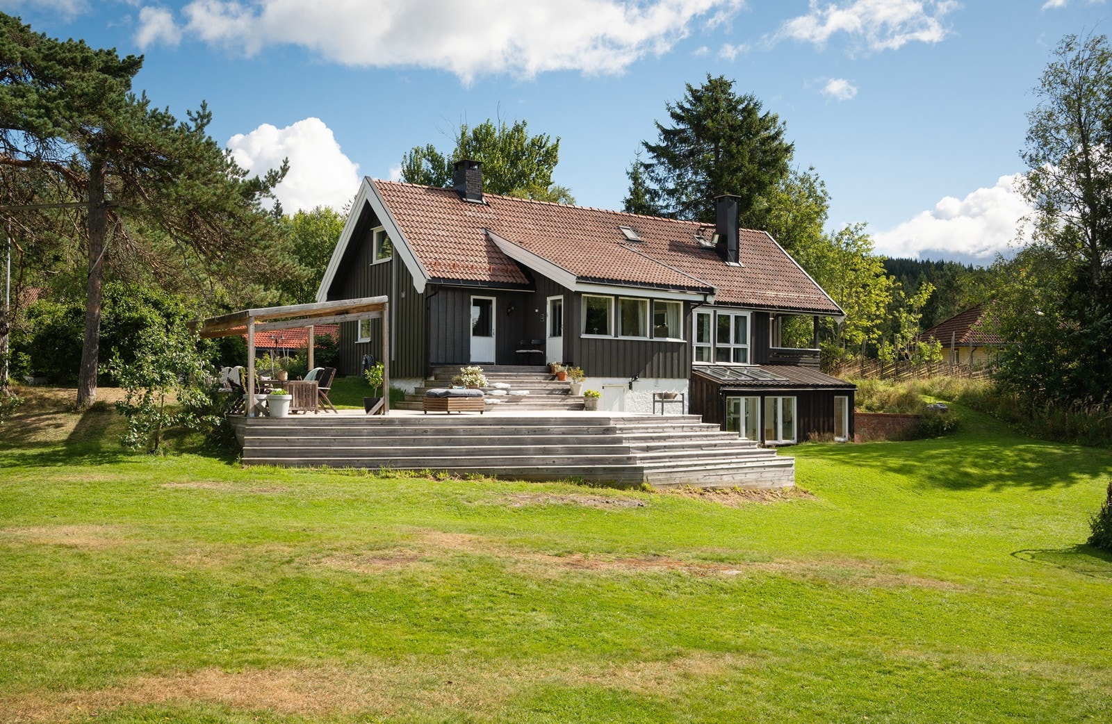 Nydelig eiendom med sol fra den står opp til den går ned. God boltreplass for lek og aktivitet Galleribilde