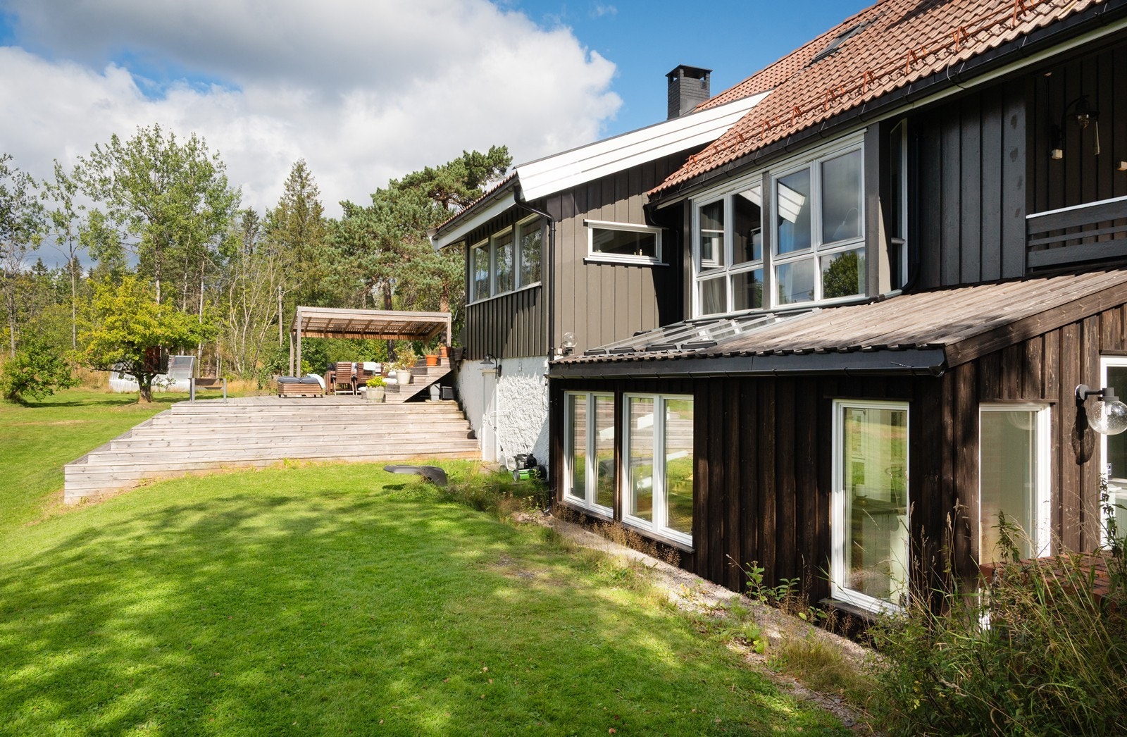 Eiendommen har flere fine opparbeidete uteplasser Galleribilde