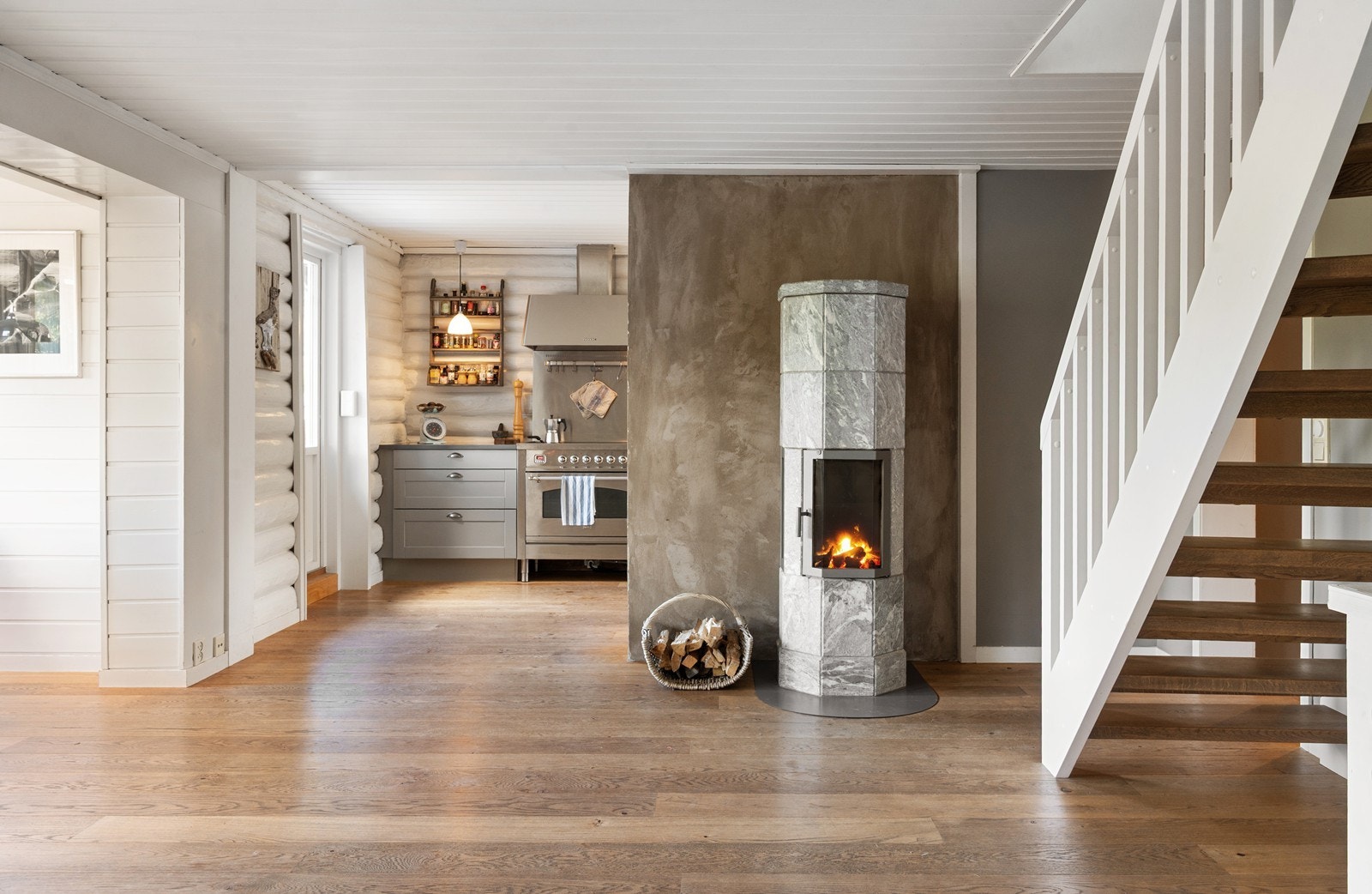 Spisestue sett mot kjøkken Galleribilde