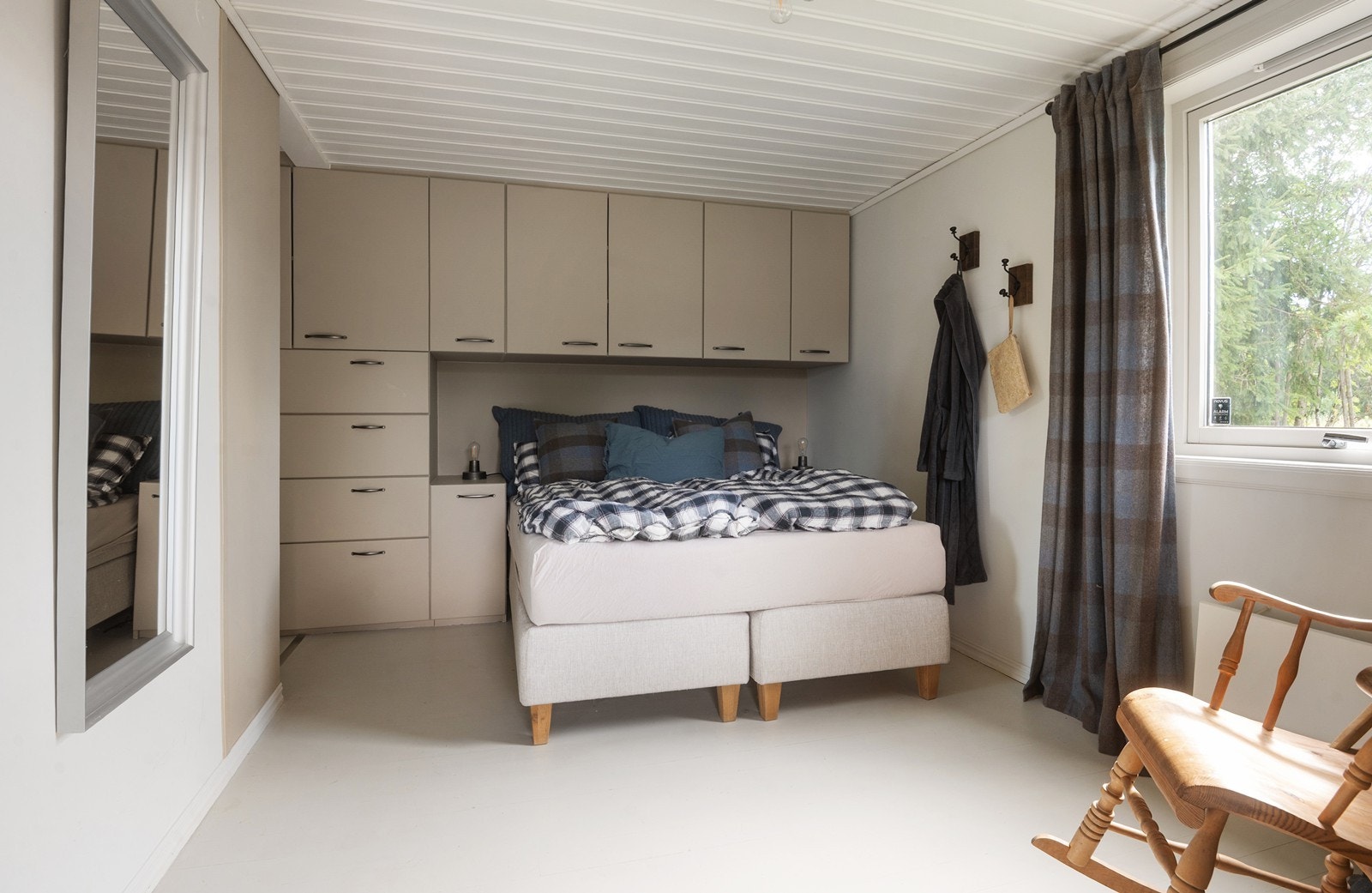 Romslig hovedsoverom med utgang til terrasse Galleribilde