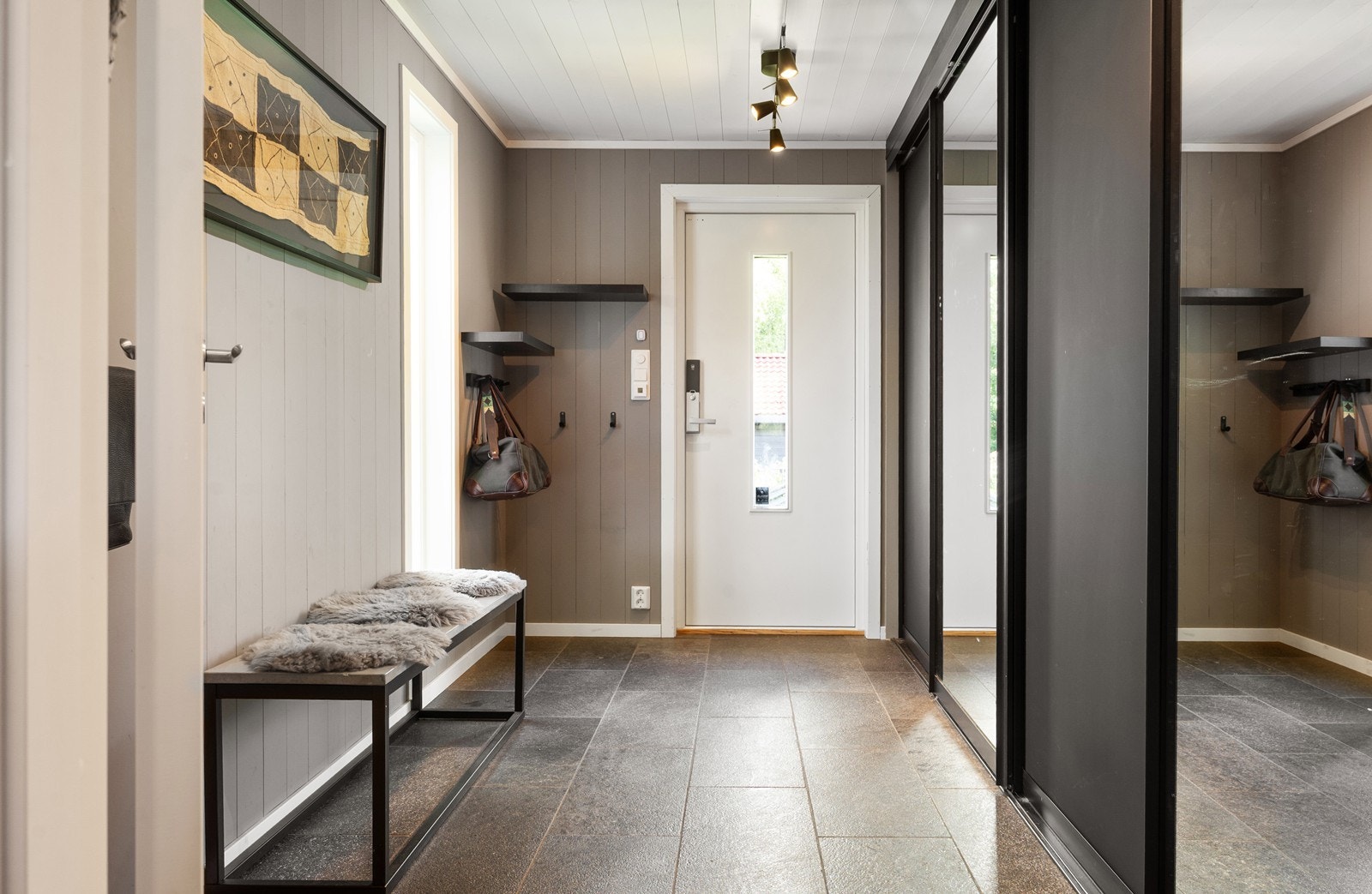 Romslig entré/ gang med stor garderobe og godt med lagringsplass Galleribilde