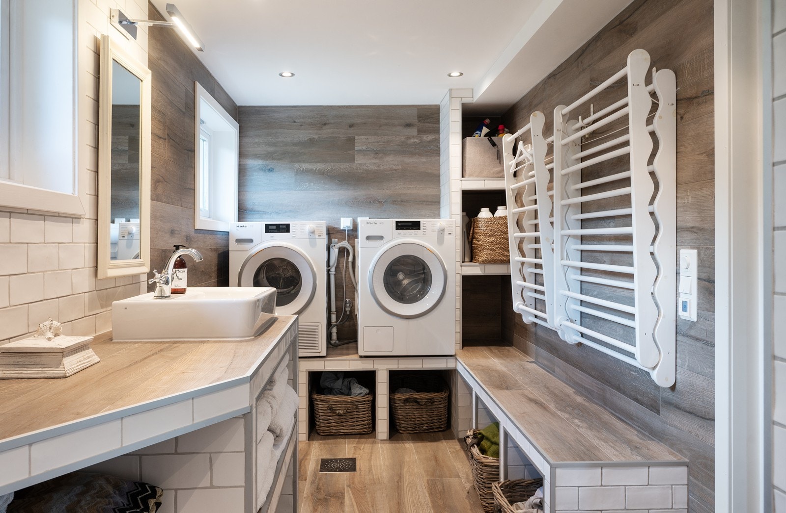 Pent, stort flislagt bad med god plass til vaskemaskin og tørketrommel i 1. etasje Galleribilde