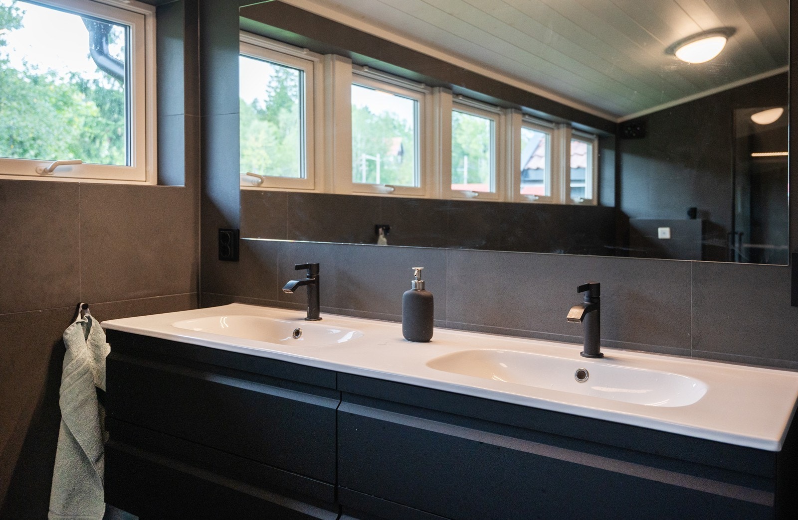 Flott flislagt bad i loftsetasjen med både dusjhjørne og badekar, mye vidu og lys Galleribilde