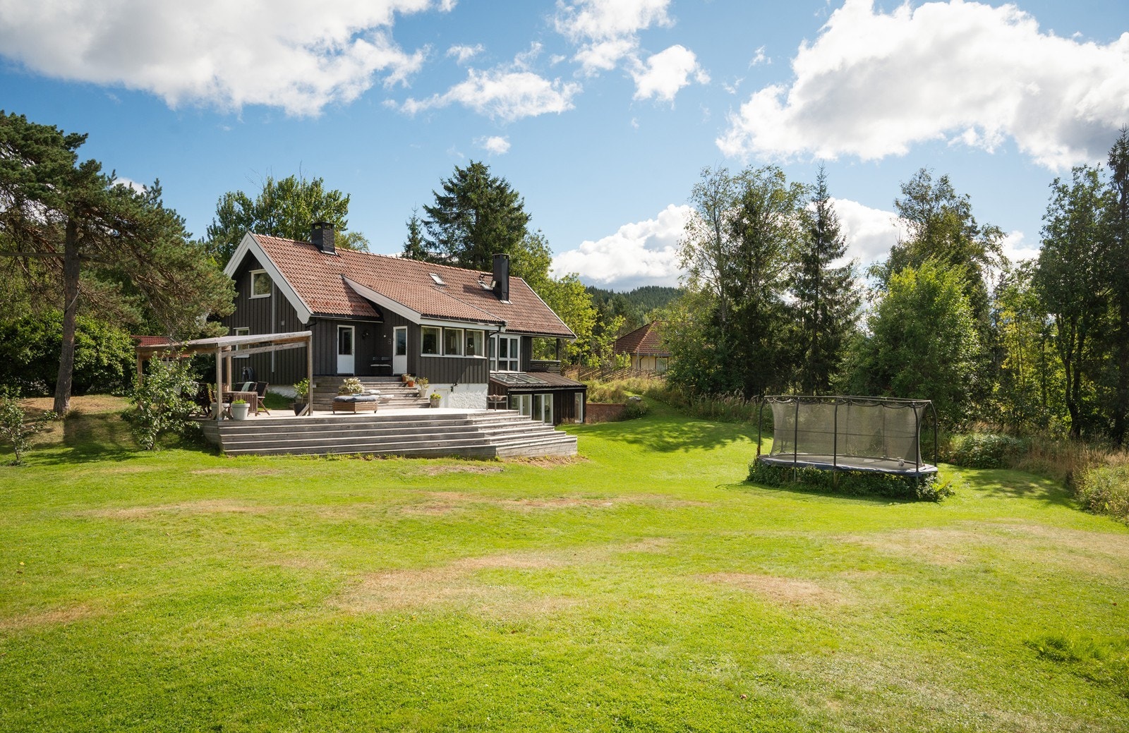 Nydelig eiendom med sol fra den står opp til den går ned. Fantastisk beliggende, usjenert og fredelig Galleribilde