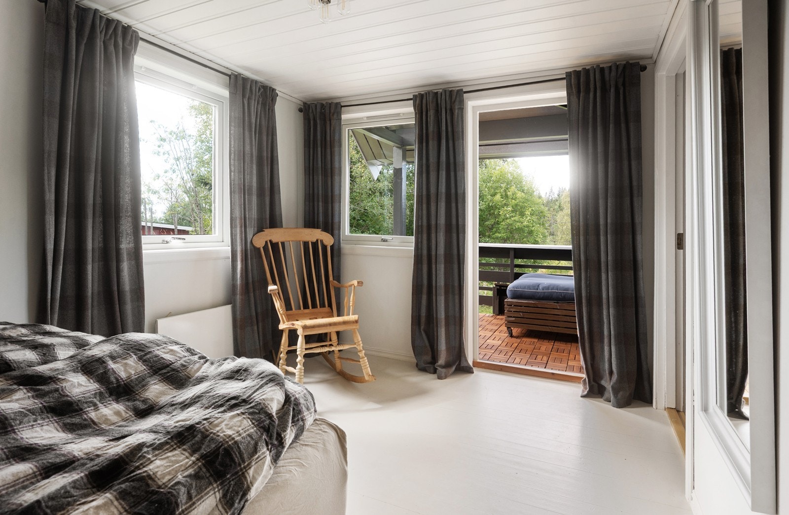 Romslig hovedsoverom med utgang til terrasse og walk in garderobe Galleribilde