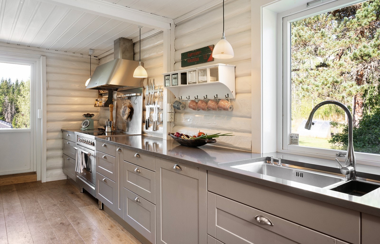 Huggelig utsyn og utgang til terrasse fra kjøkken Galleribilde