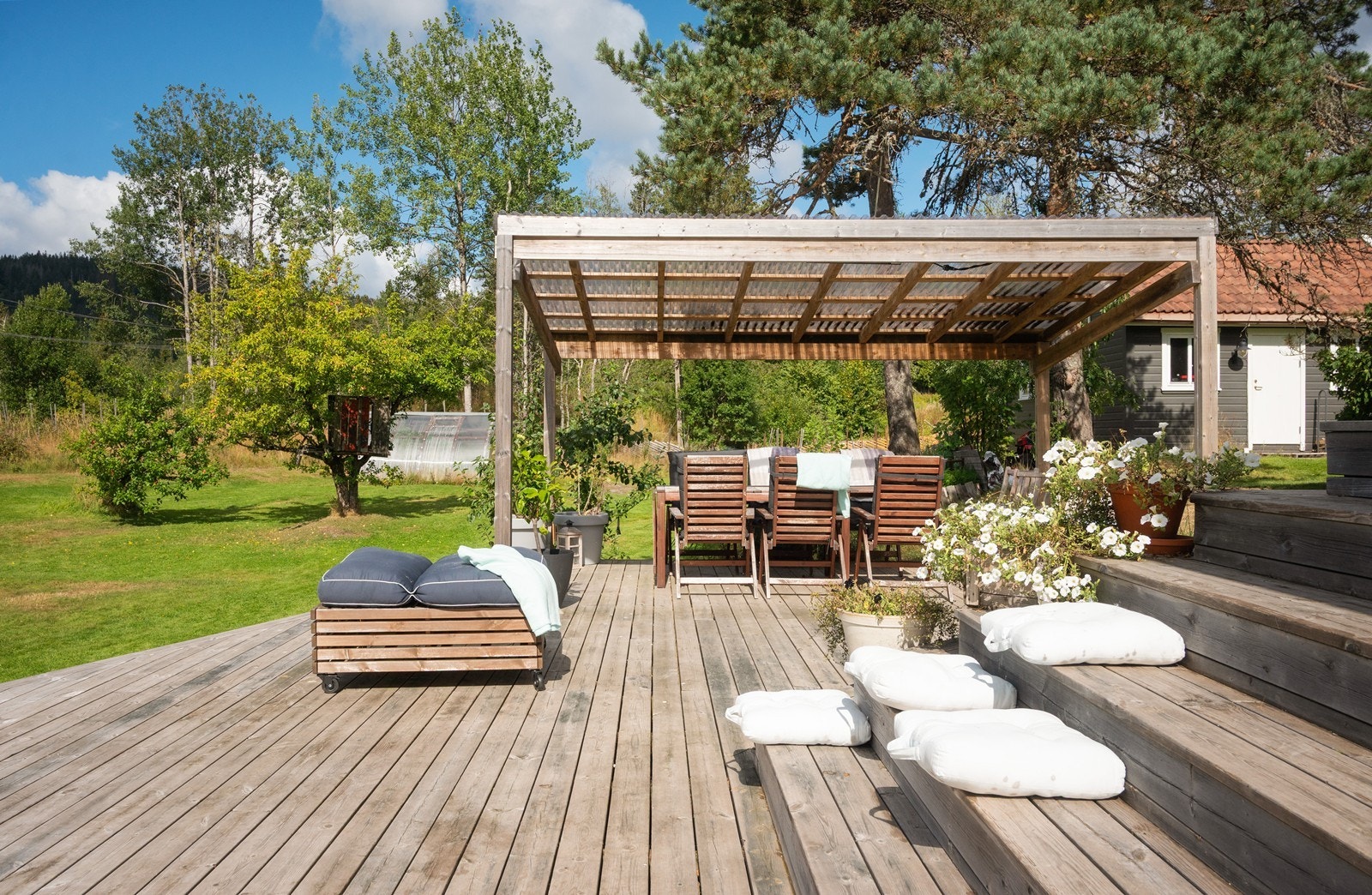 Flott terrasse med god plass til store selskaper Galleribilde