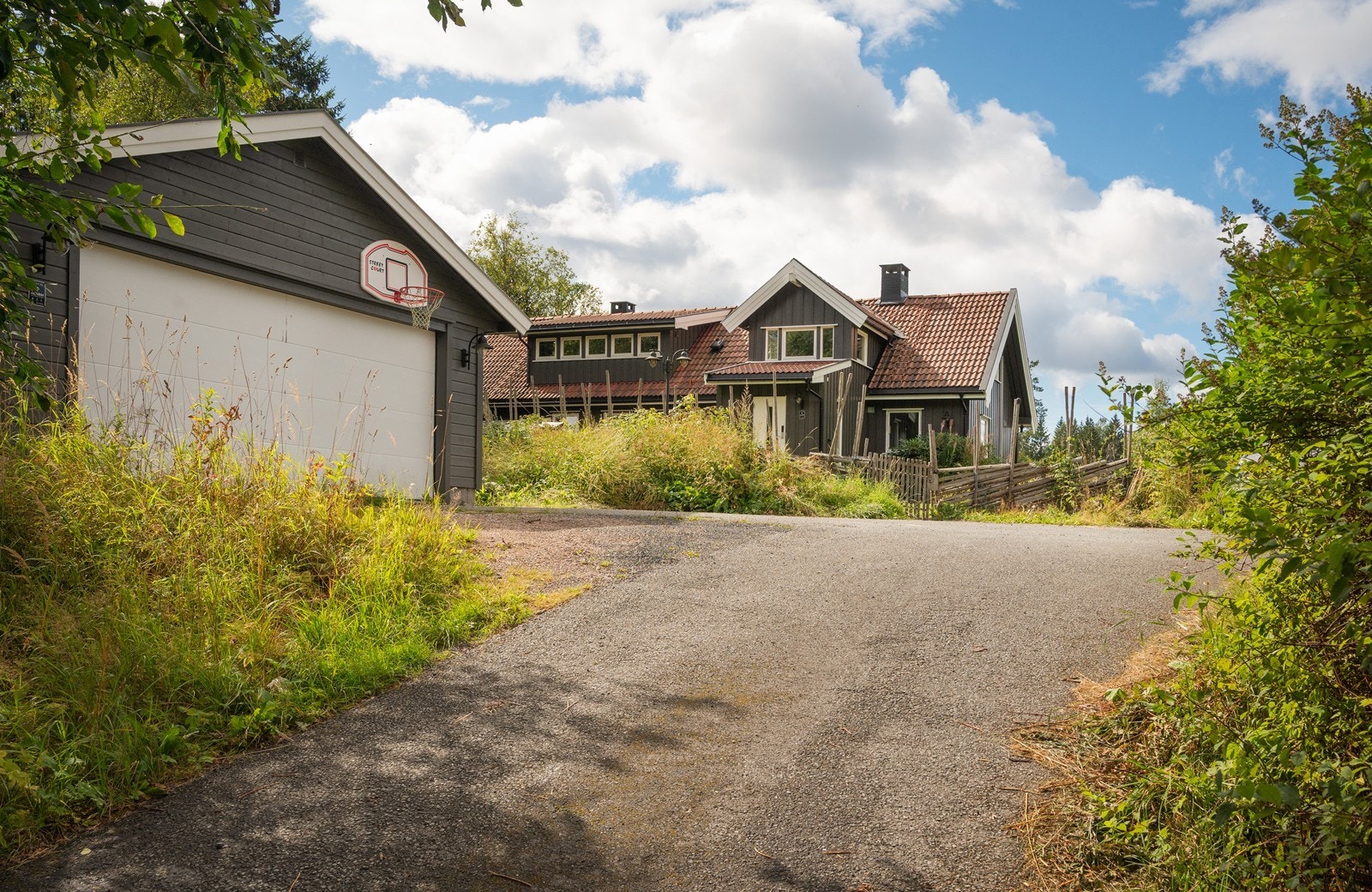 Bolig og dobbel garasje sett fra innkjørsel. God parkeingsplass også på gårdsplass Galleribilde