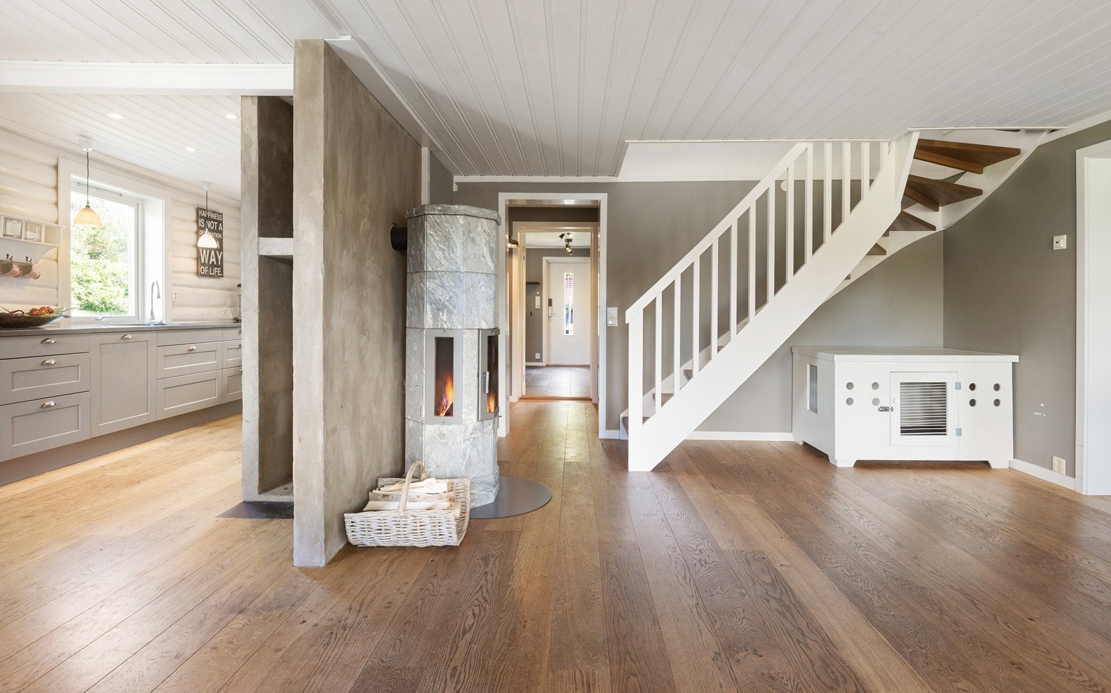 Spisestuen ligger i hjertet av huset, mellom kjøkken, gang og stue Galleribilde