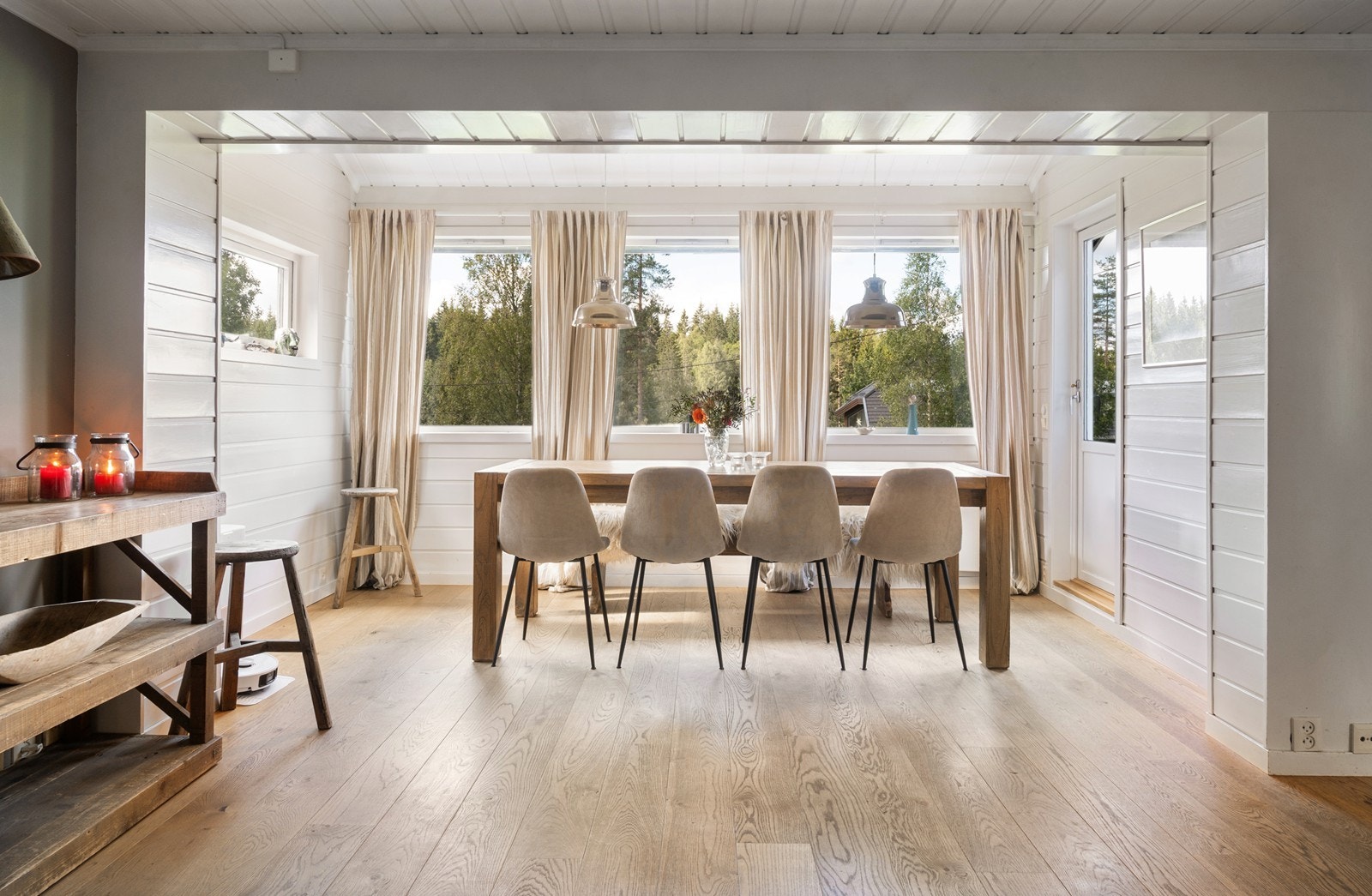 Spisestue med utgang til terrasse Galleribilde