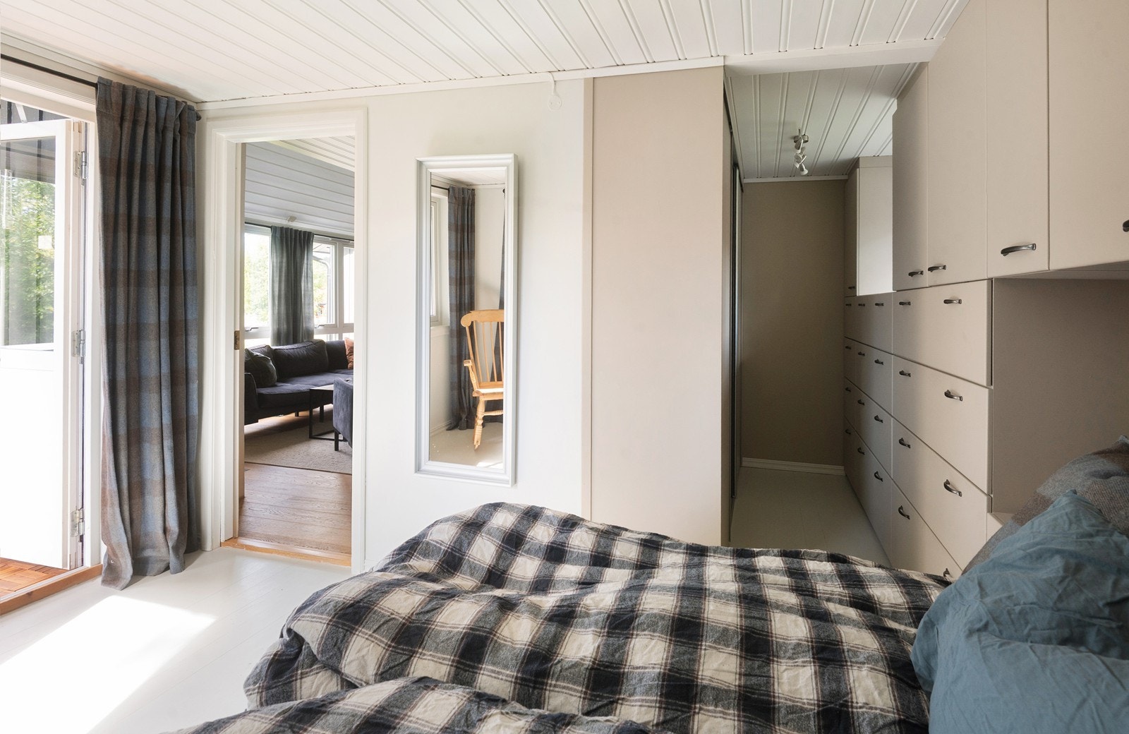 Romslig hovedsoverom med Walk in garderobe Galleribilde