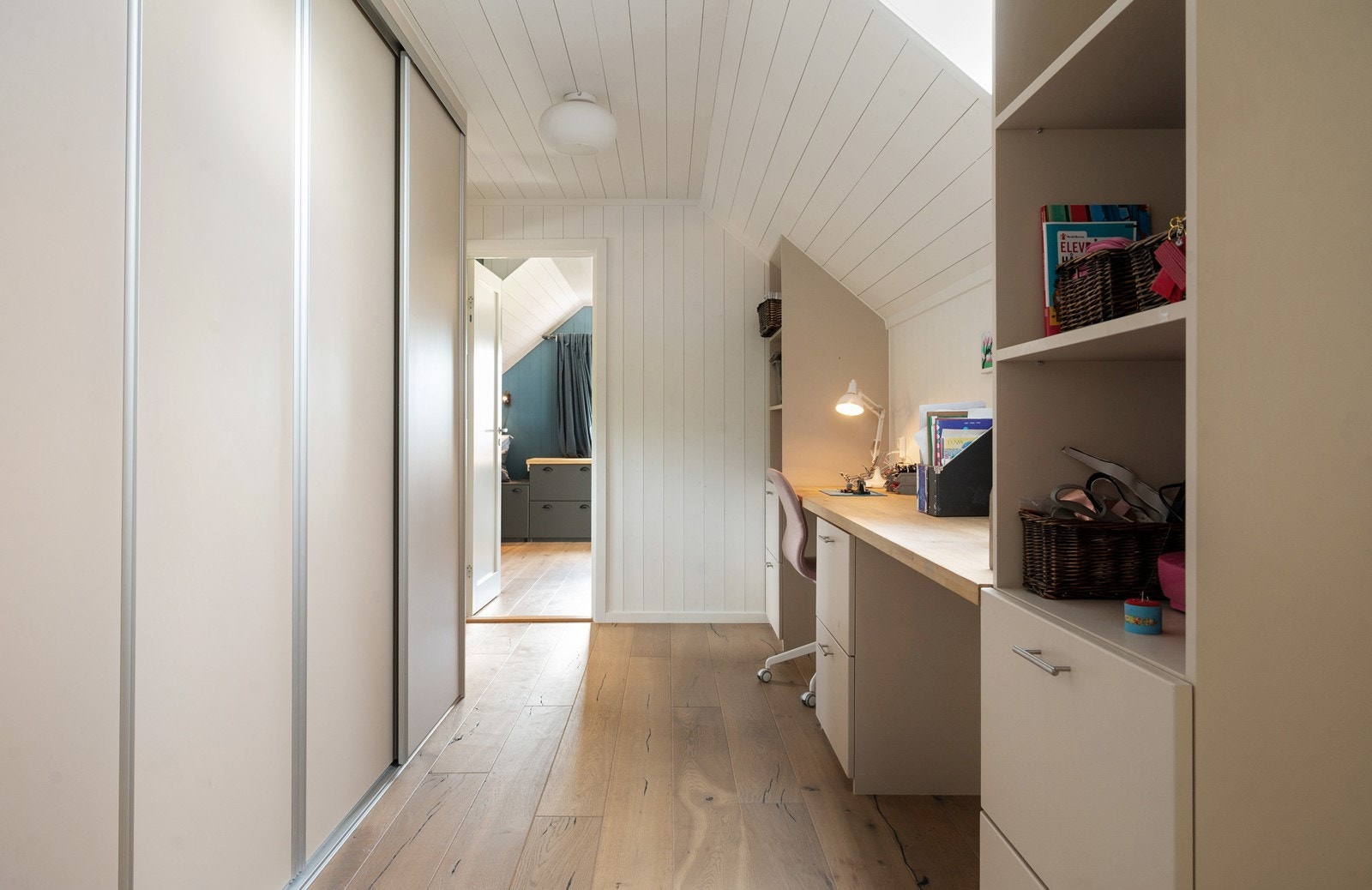 God plass til arbeidsplass og garderobe på loft Galleribilde