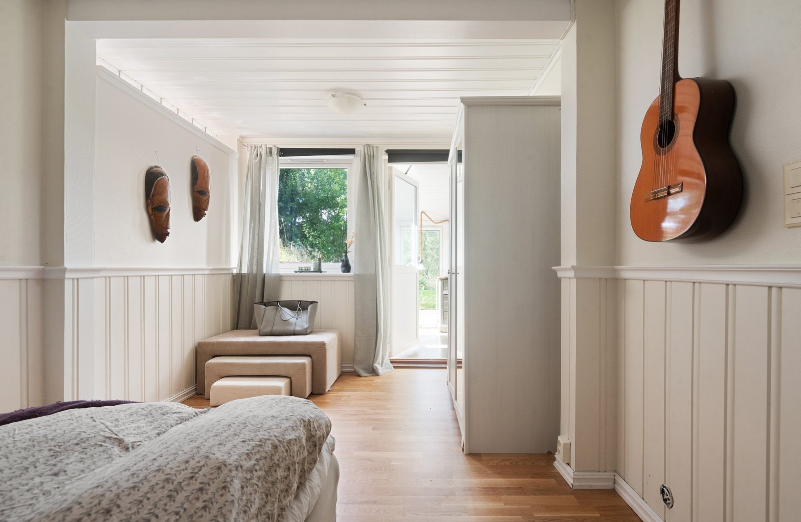 Soverom 4, i underetasje med utgang til hage Galleribilde