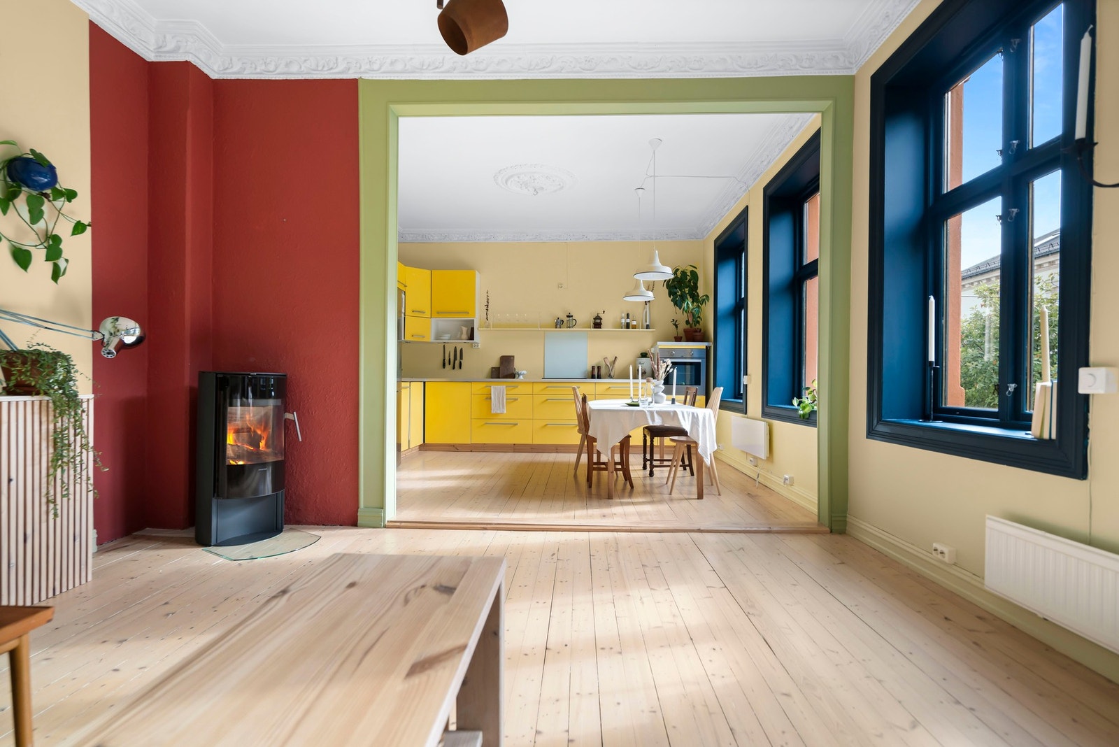 I stuen er det montert en moderne vedovn. Dette fungerer utmerket som en ekstra varmekilde i vinterhalvåret. Galleribilde