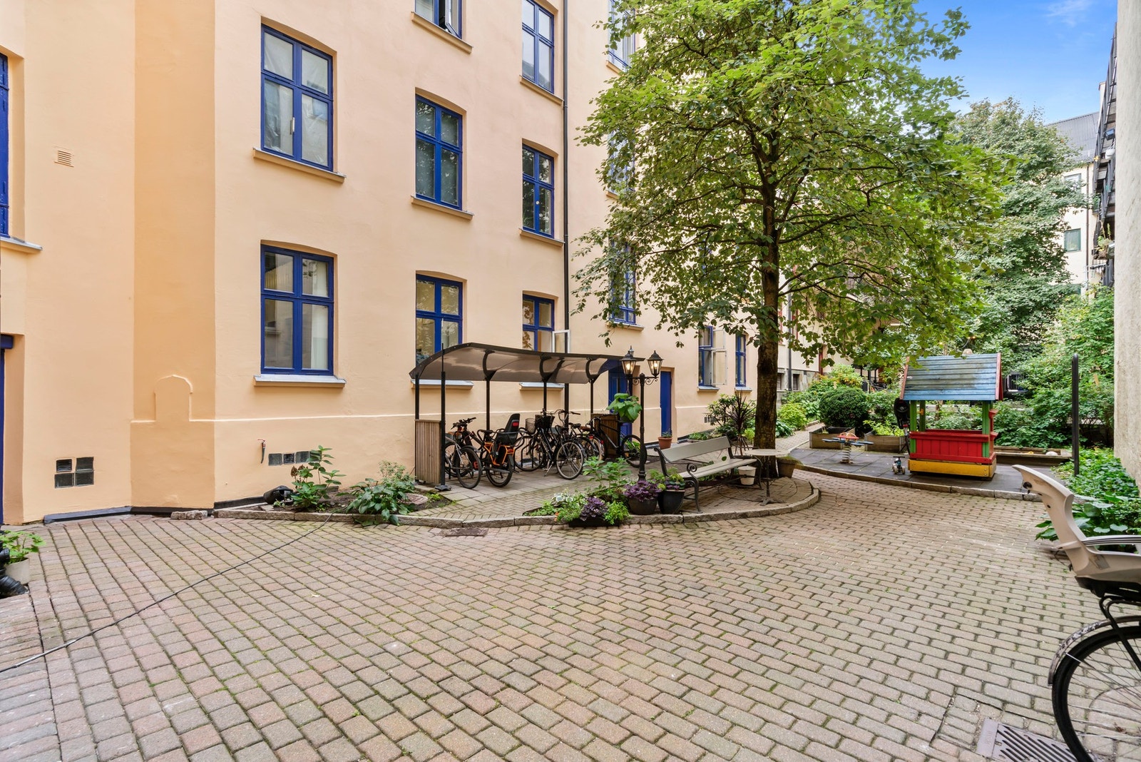 Borettslaget har hyggelige og frodige uteområder. Her kan man grille eller bare kose seg gjennom sommerkvelden. Galleribilde