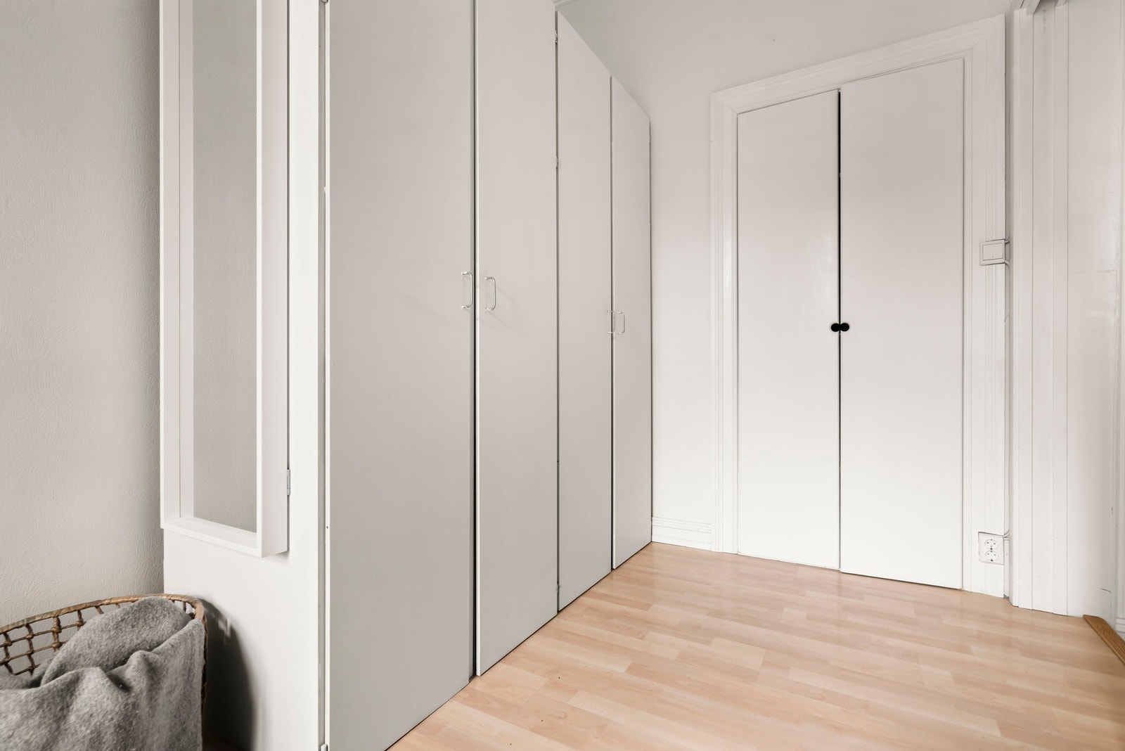 Her er det rikelig med oppbevaring i fastmonterte og medfølgende garderobe. Galleribilde
