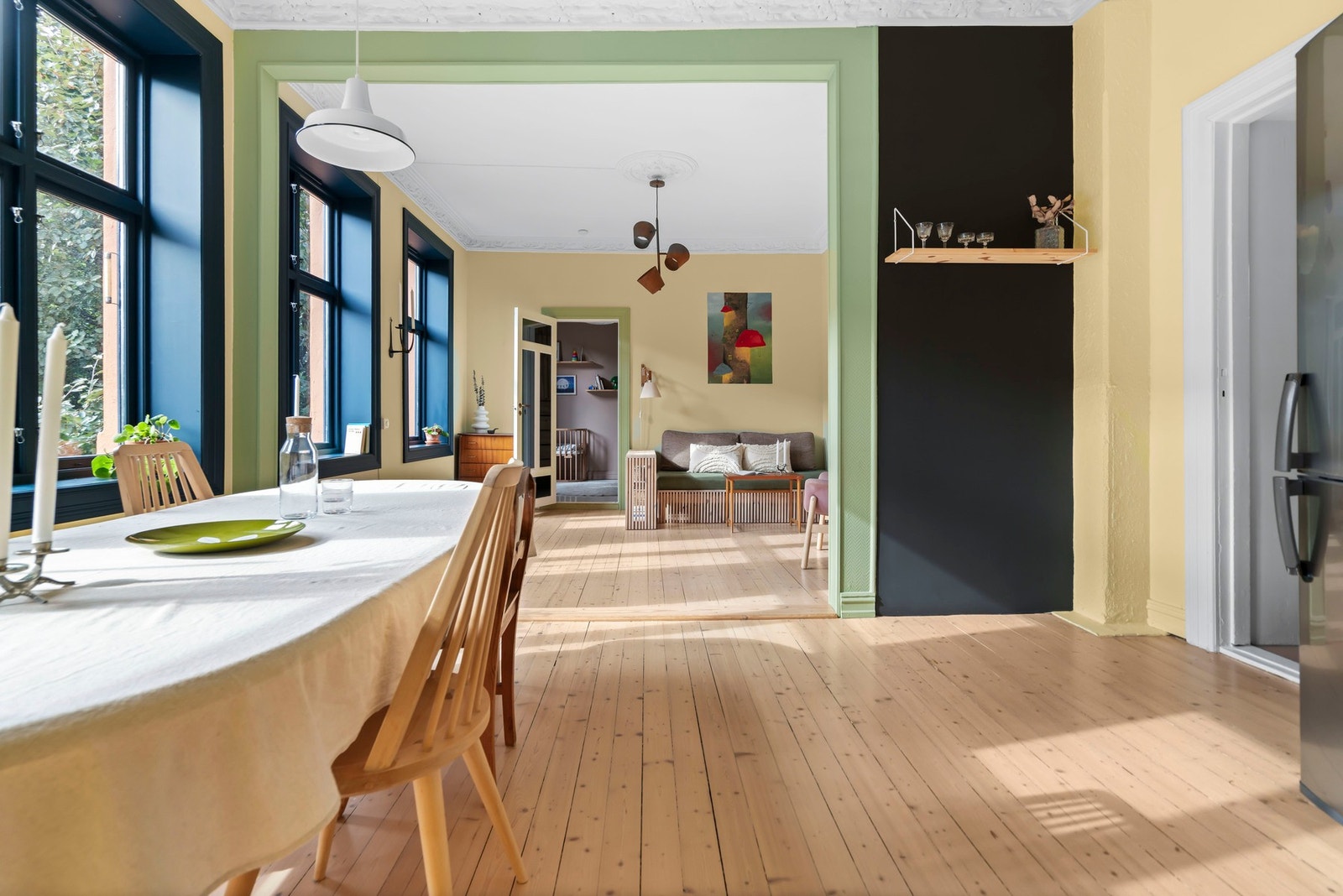 Stuen og kjøkkenet får rikelig med naturlig lys gjennom rekke av klassiske langstrakte vinduer. Galleribilde