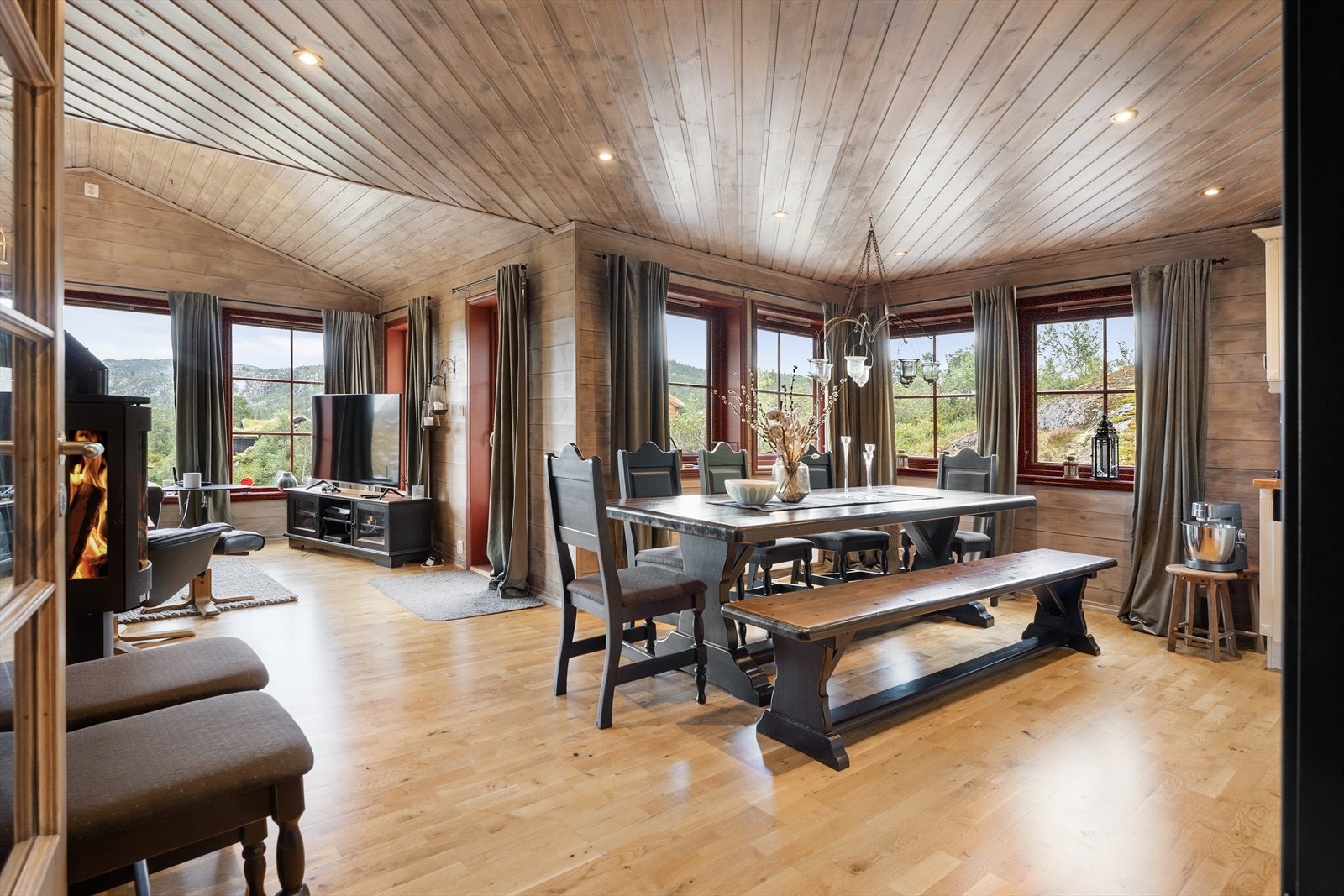 Romslig stue/kjøkken med gode møbleringsmuligheter med god plass til spisebord og sofagruppe Galleribilde