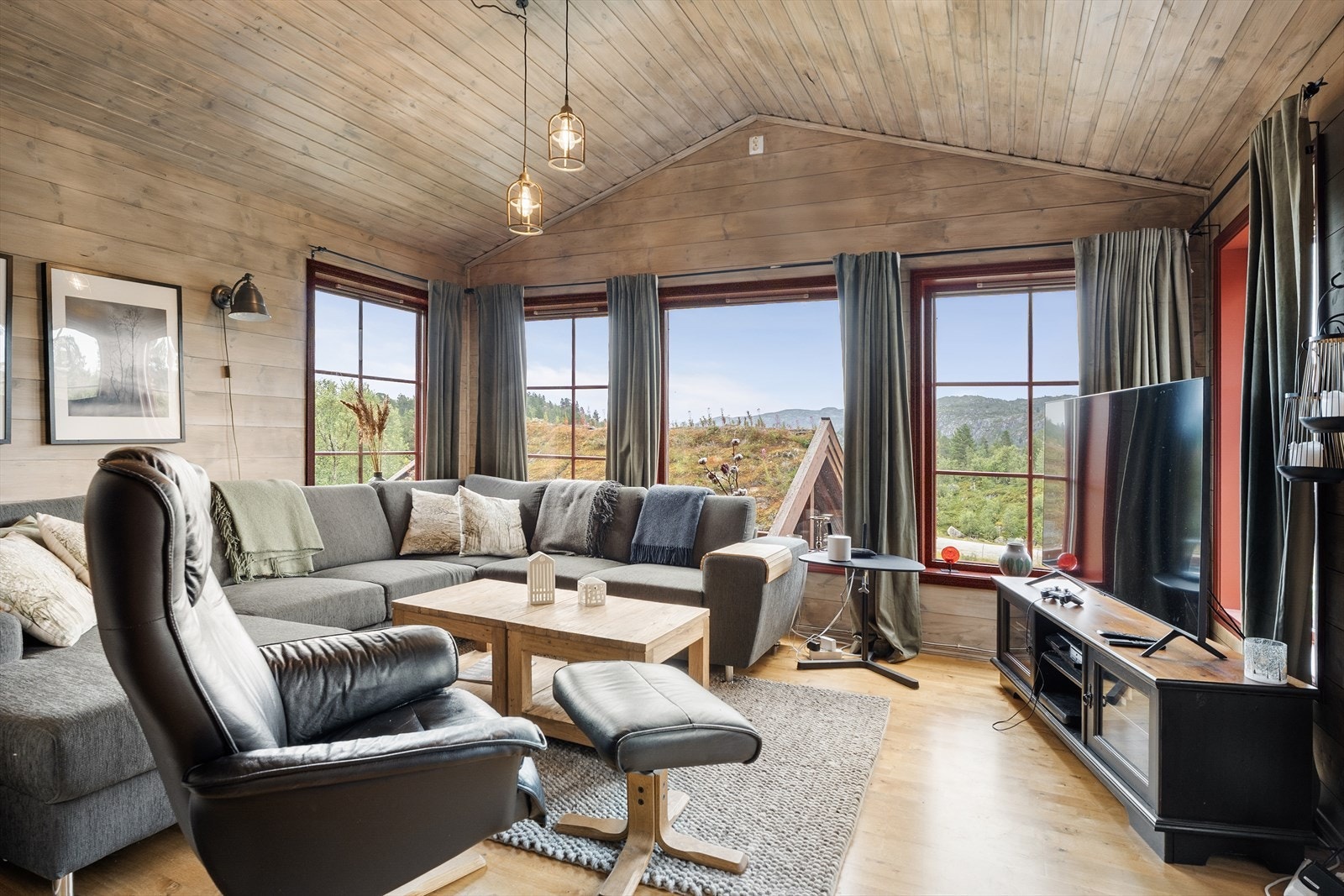 Hytten er pent og smakfullt innredet med lune fargevalg Galleribilde