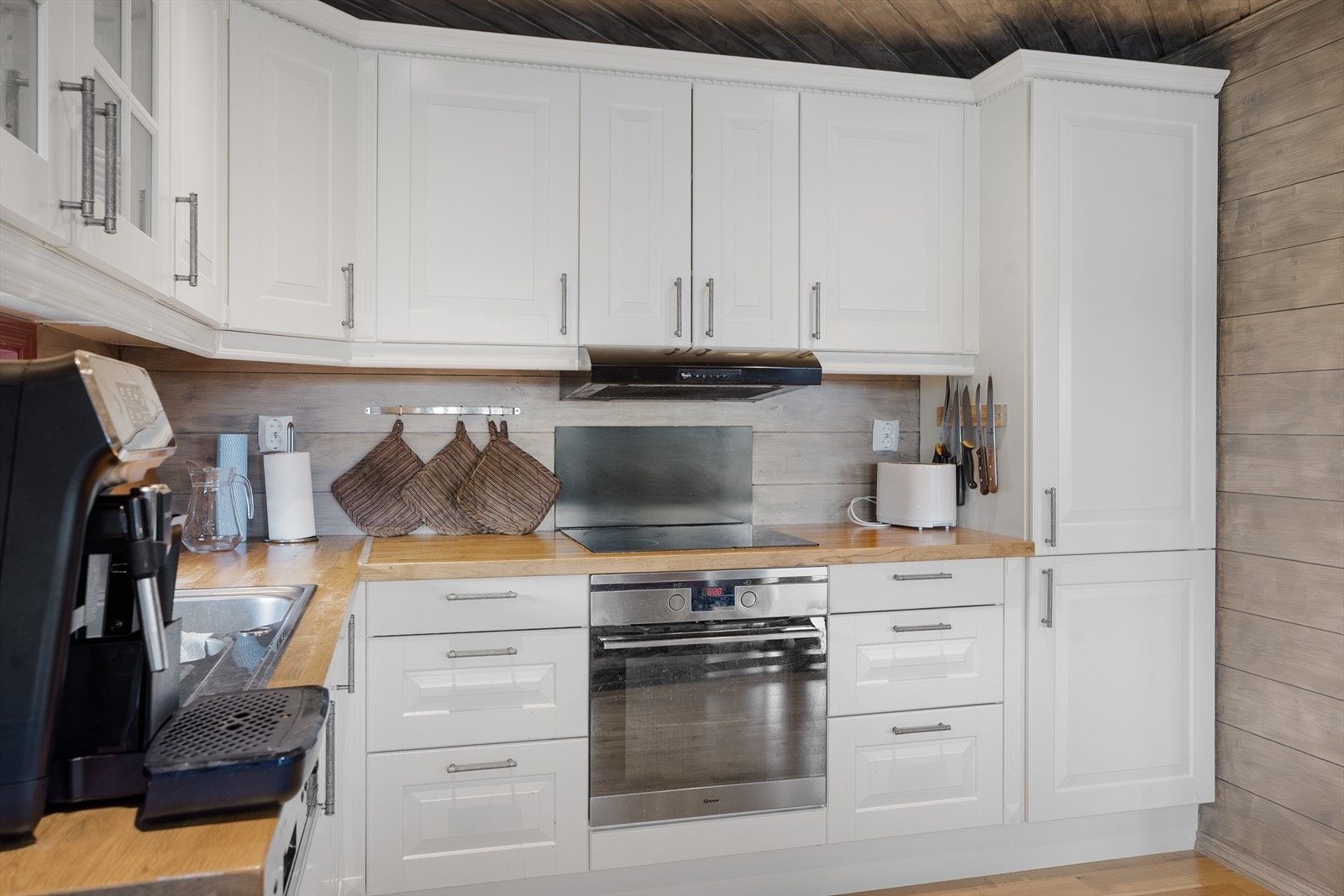 Delikat og tidløst kjøkken med integrerte hvitevarer Galleribilde