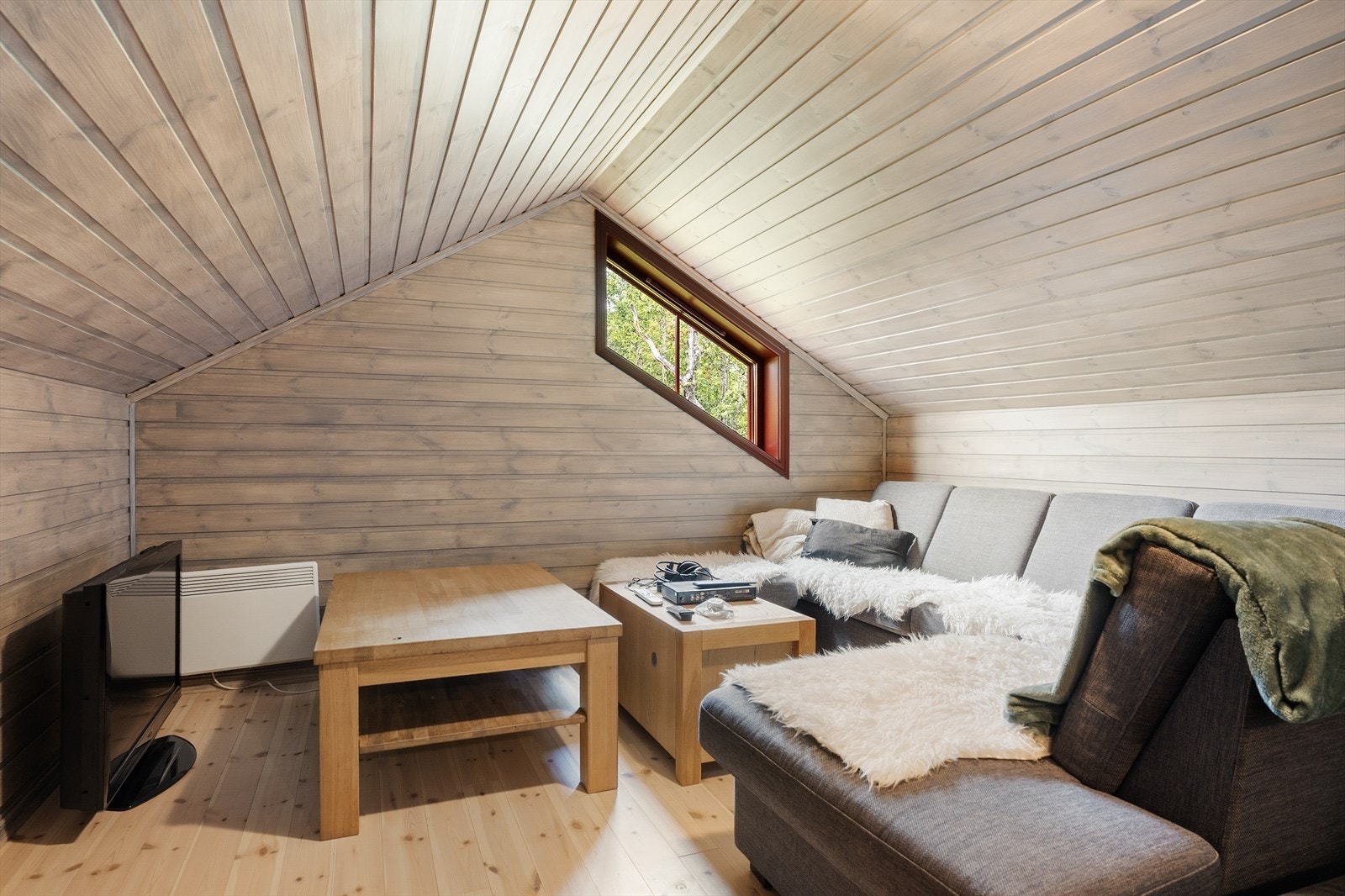 Loftstue perfekt som tv-stue for ungdommen Galleribilde