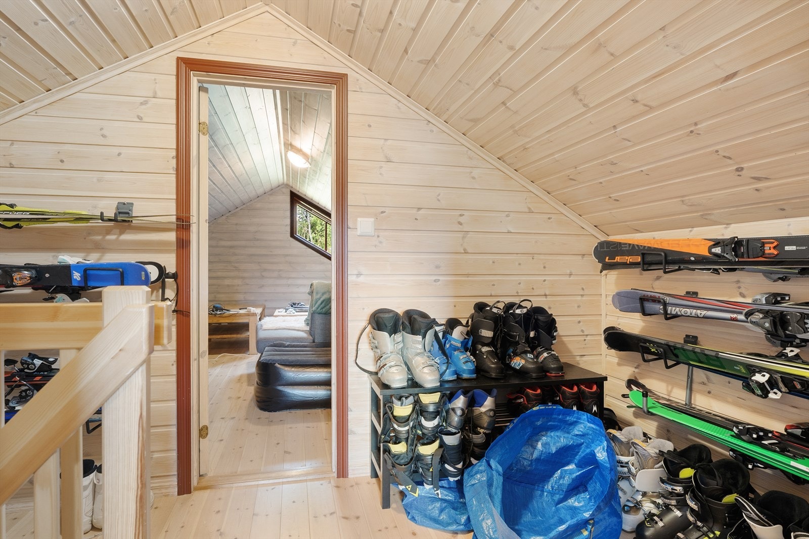 Hemsen - God oppbevaring i plassbygdveggskap på hems i hytten. Galleribilde