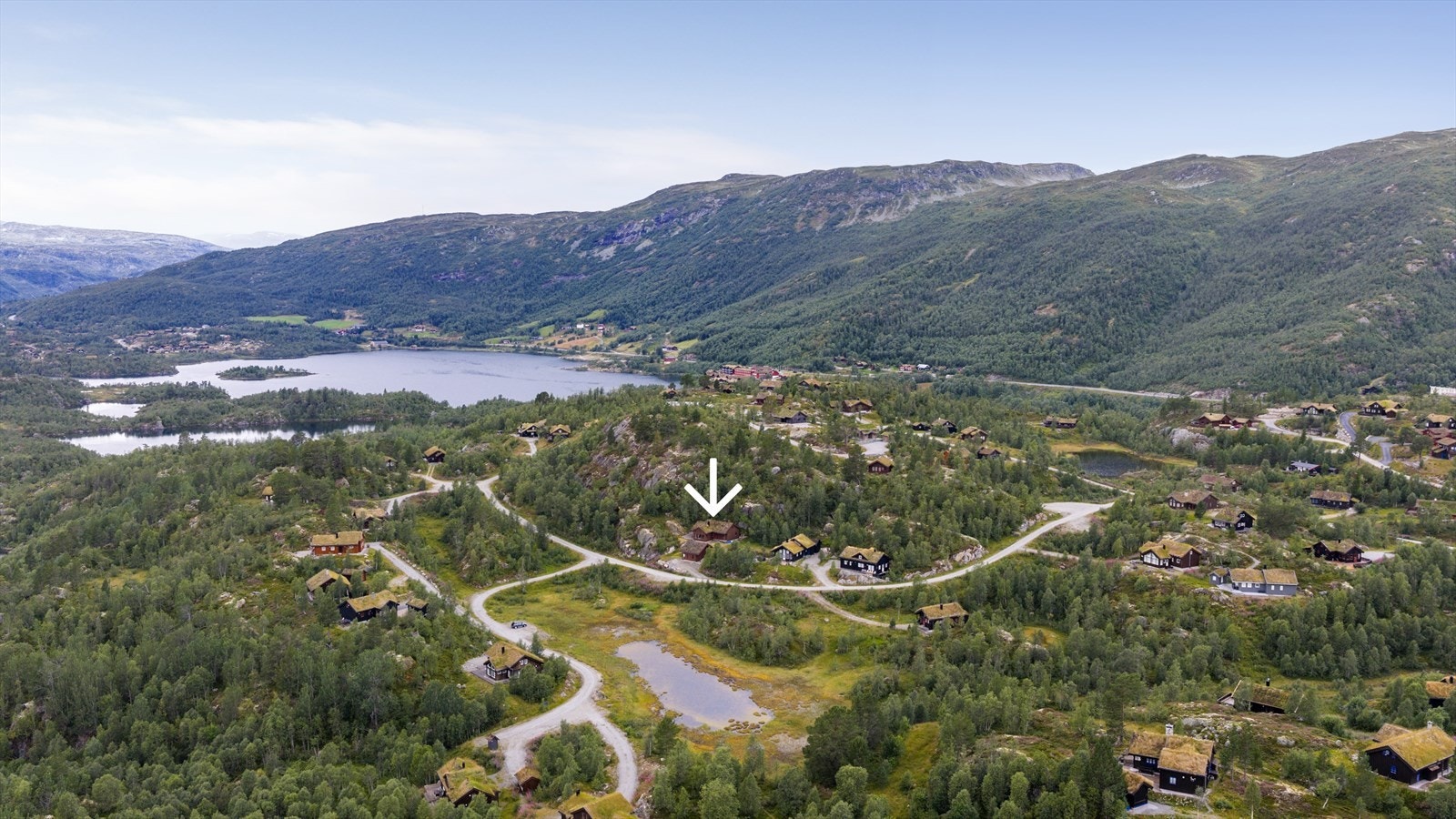 På sommerstid er det flotte turløyper, bademuligheter i fjellvann, samt fiske og jakt. Galleribilde