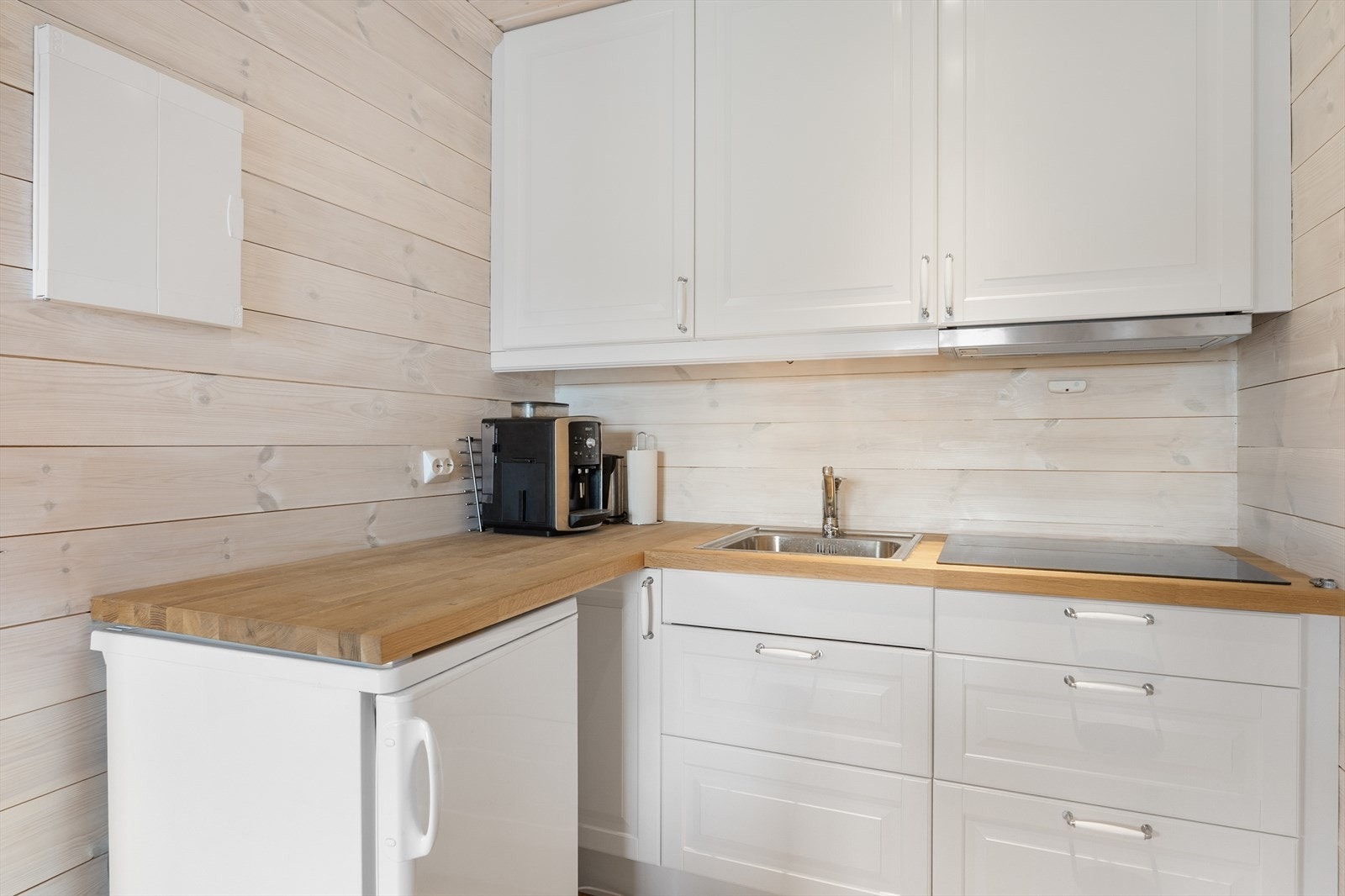 Innholdsrikt kjøkken med god skap- og benkeplass Galleribilde