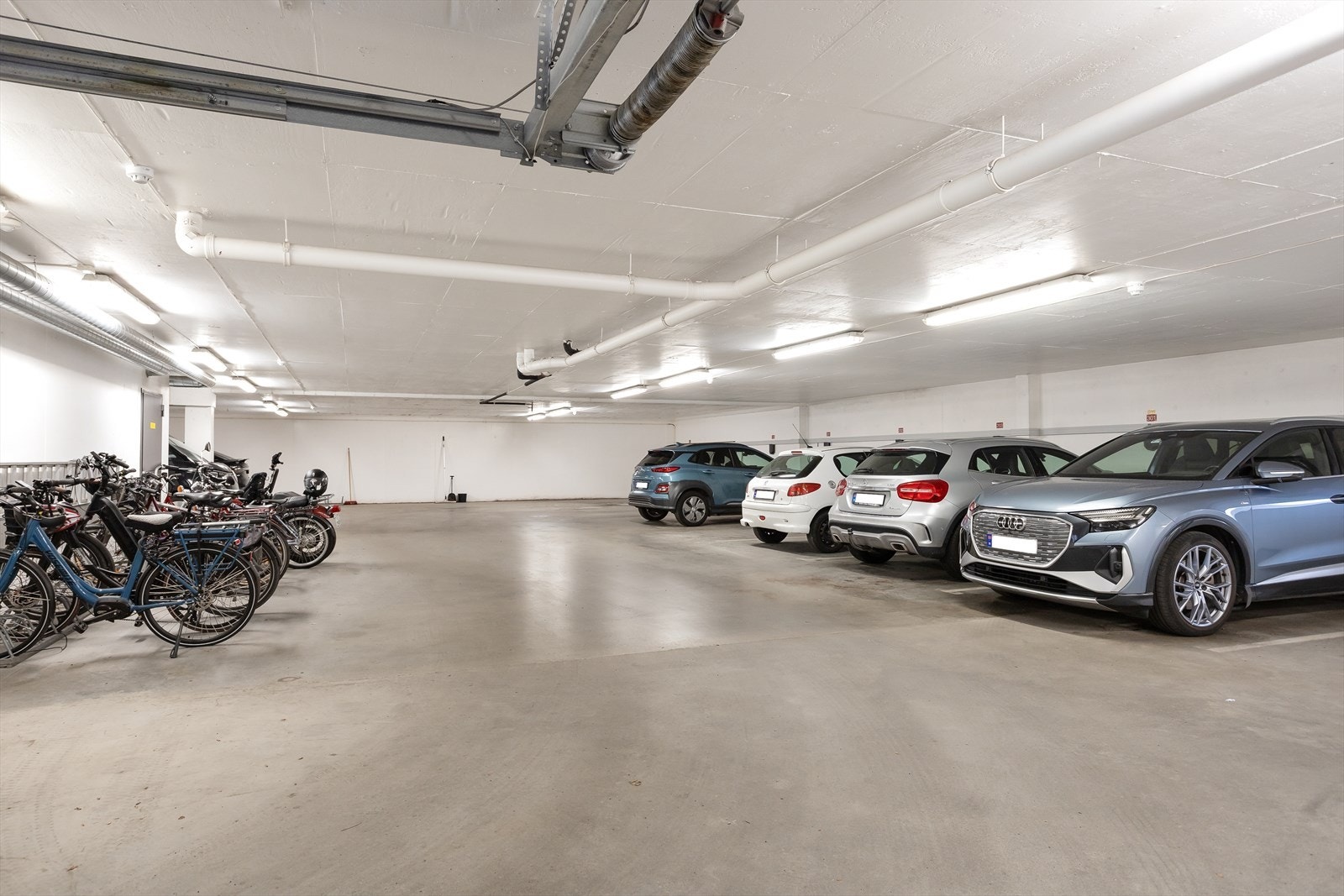 Felles garasjeanlegg i kjeller. Heis rett opp. Galleribilde