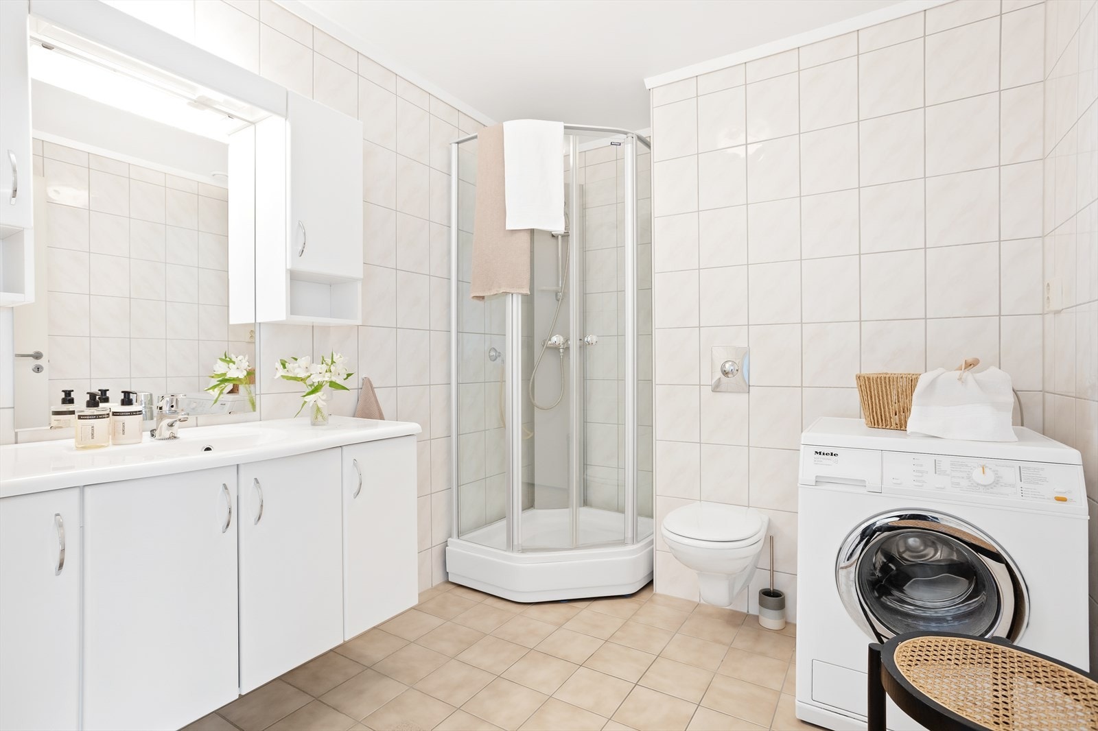 Baderom med opplegg til vaskemaskin Galleribilde