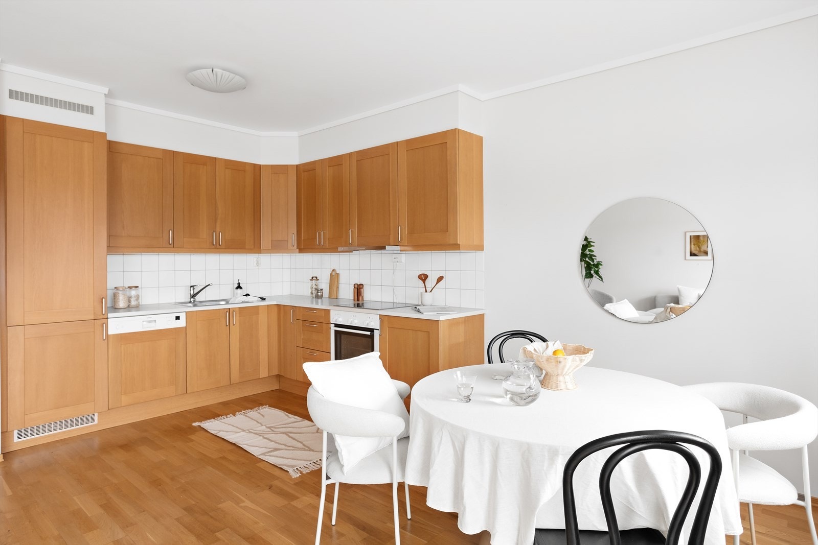 Kjøkkenet har godt med skap og oppbevaringsplass Galleribilde