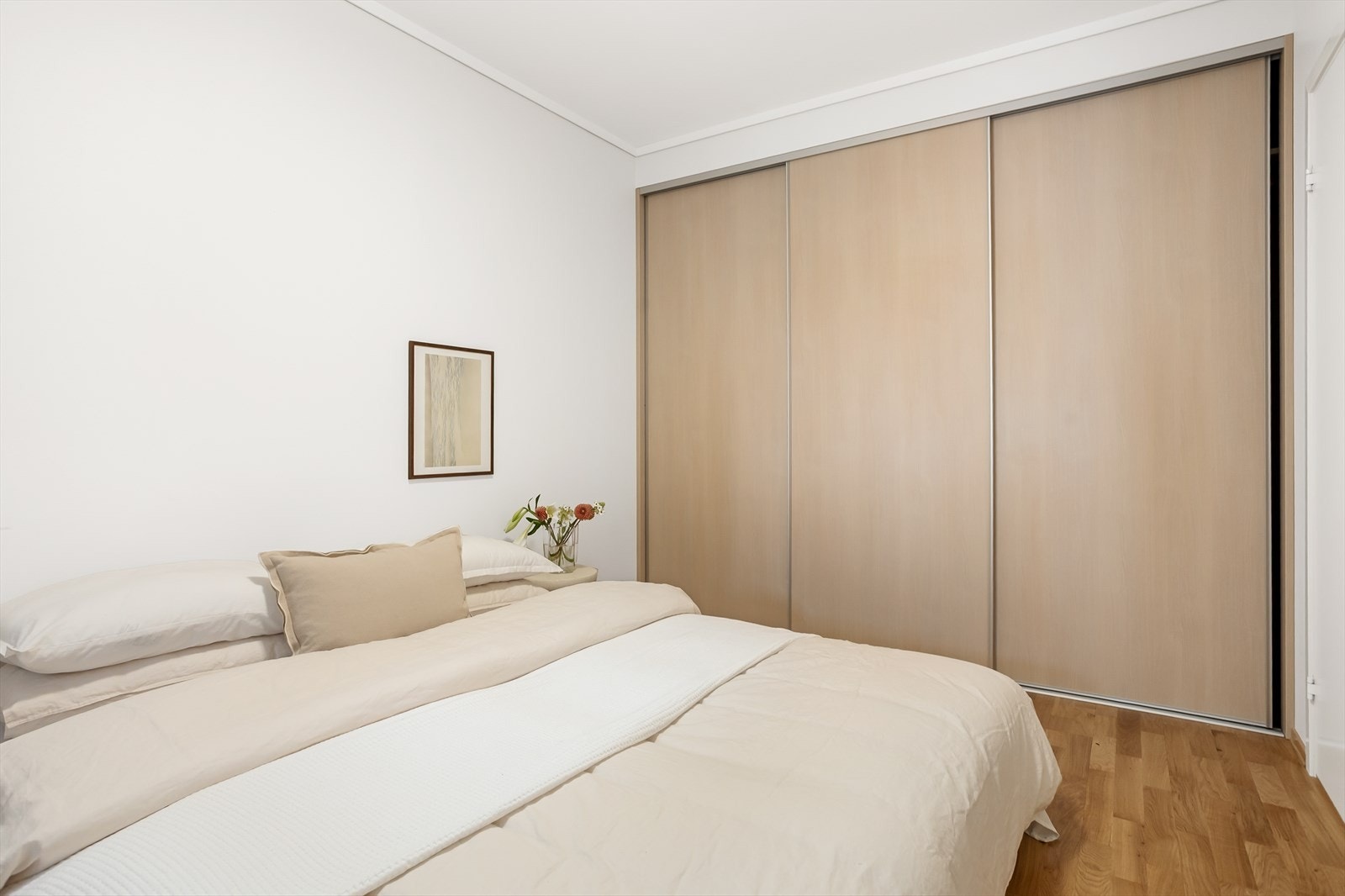 Hovedsoverommet har godt med garderobeplass i skyvedørsgarderobe Galleribilde