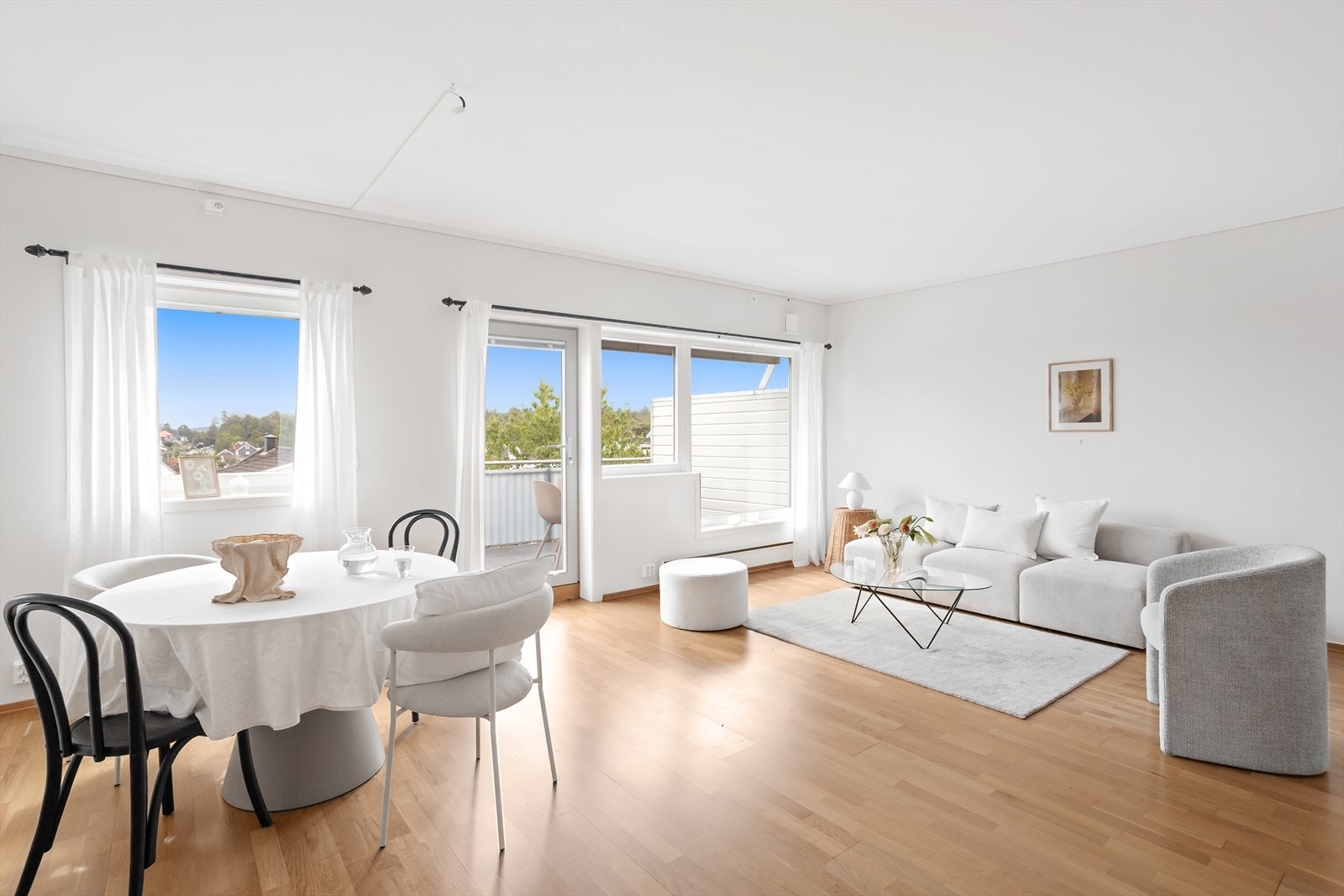 Store vindusflater som slipper inn godt med naturlig lys Galleribilde