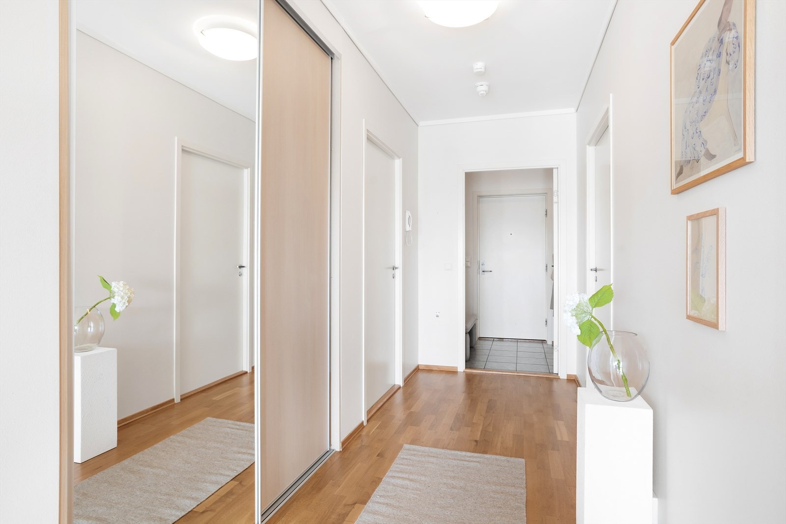 Gang med garderobeløsning Galleribilde