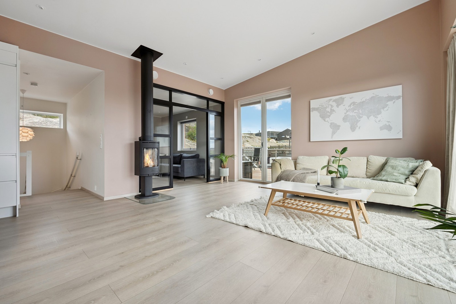 Velkommen til Prestevannslia 5 B. Stilfull avskjerming med glassvegg med sorte detaljer - gir stuen et eksklusivt preg og åpner for praktisk rominndeling. Foto: EFKT. Galleribilde