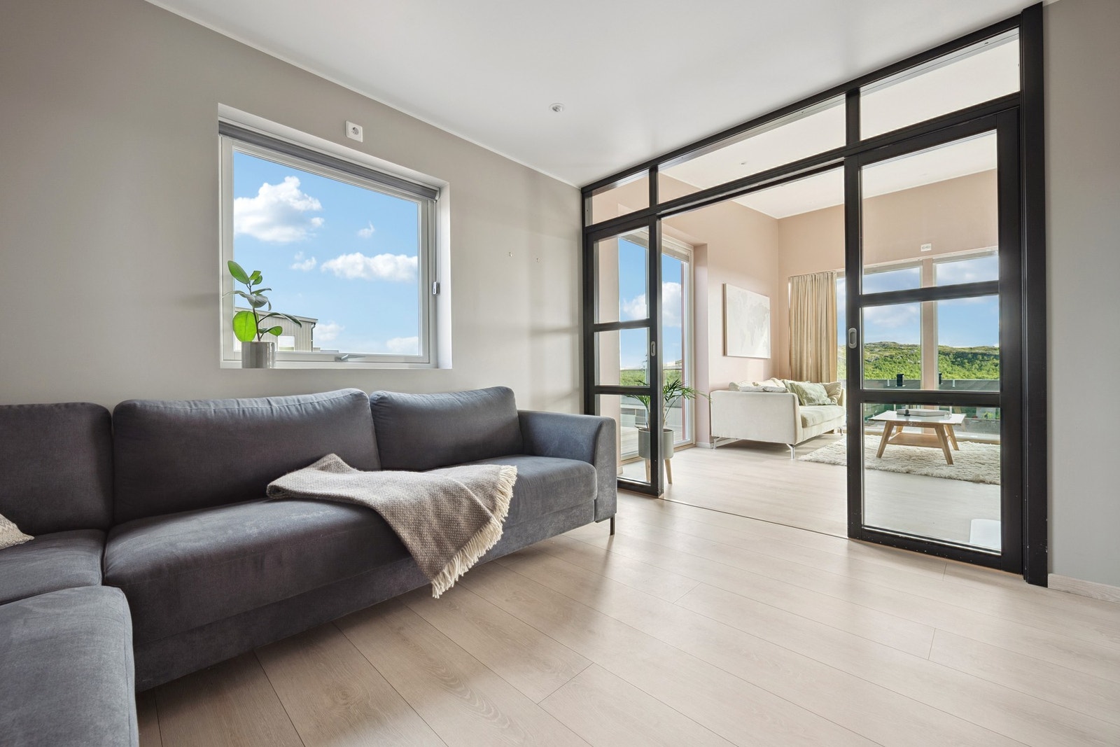 TV-stue med stilfull glassvegg som skaper et avskjermet og fleksibelt rom. Perfekt som ekstra oppholdsrom - kan enkelt omgjøres til et soverom. Galleribilde