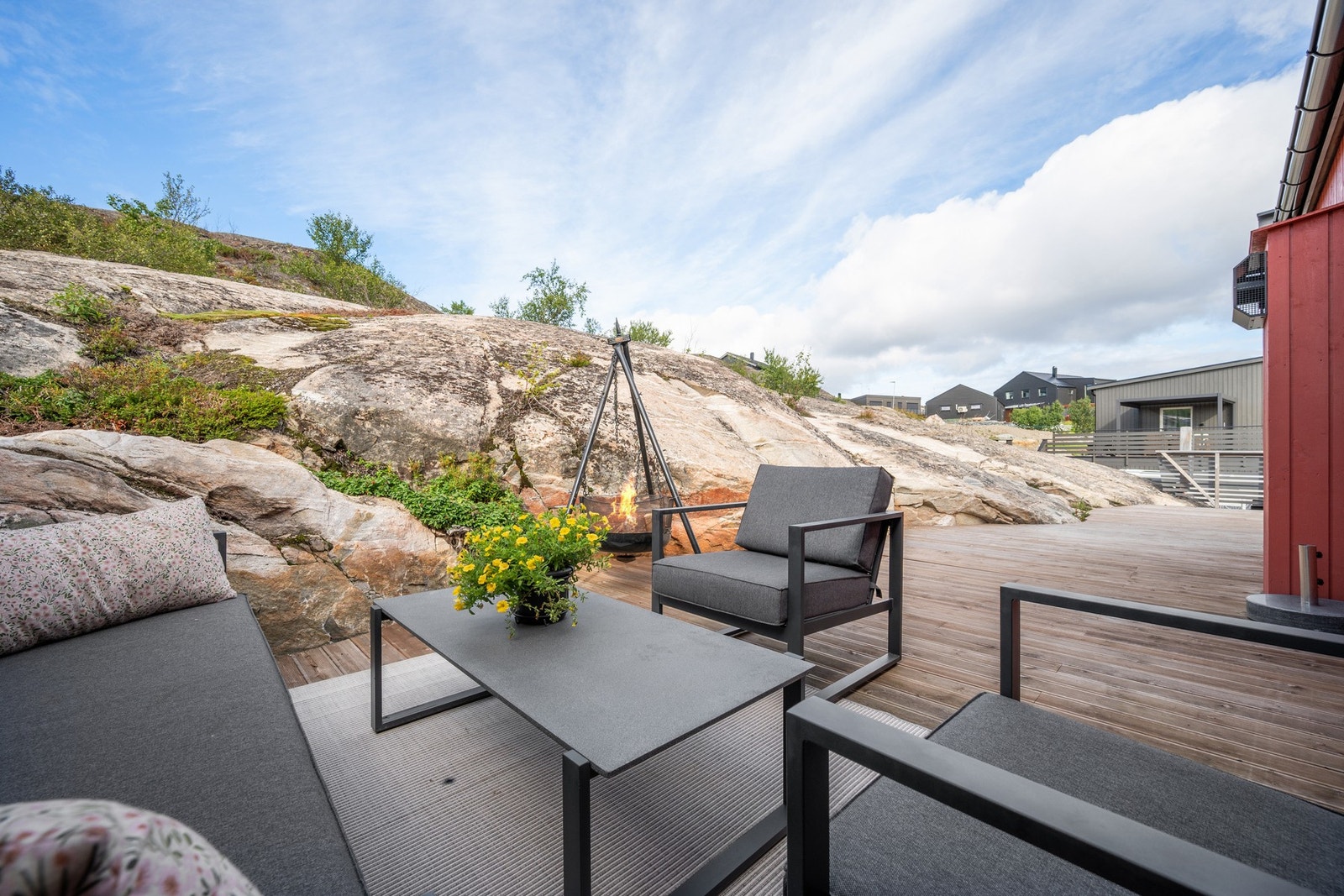 Det er også opparbeidet usjenert uteområde på boligens bakside - med naturen som nærmeste nabo Galleribilde