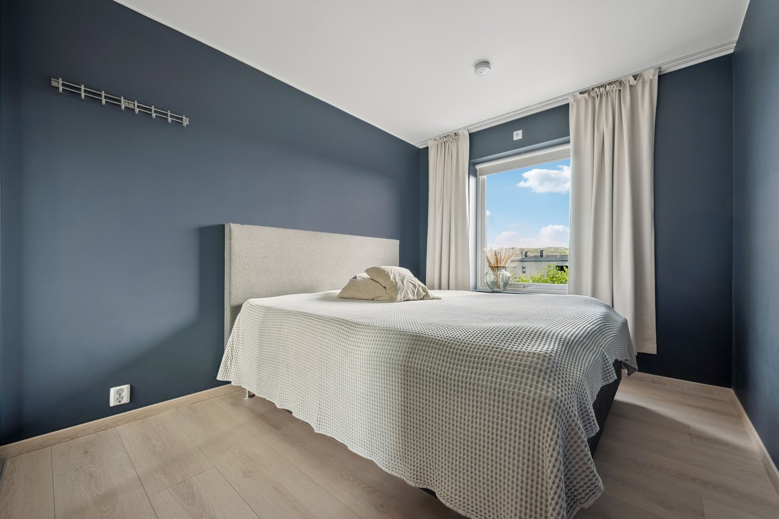 Innbydende hovedsoverom malt i behagelig blåfarge - gir en rolig og avslappende atmosfære Galleribilde