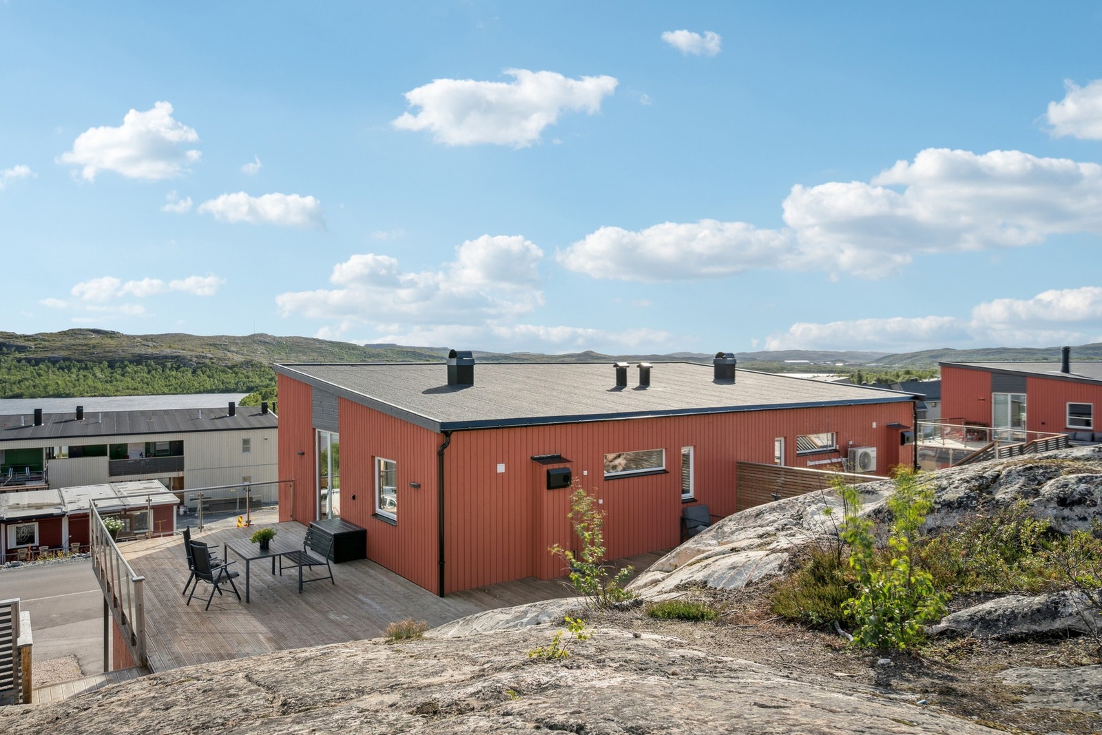 Romslig terrasse med moderne glassrekkverk Galleribilde