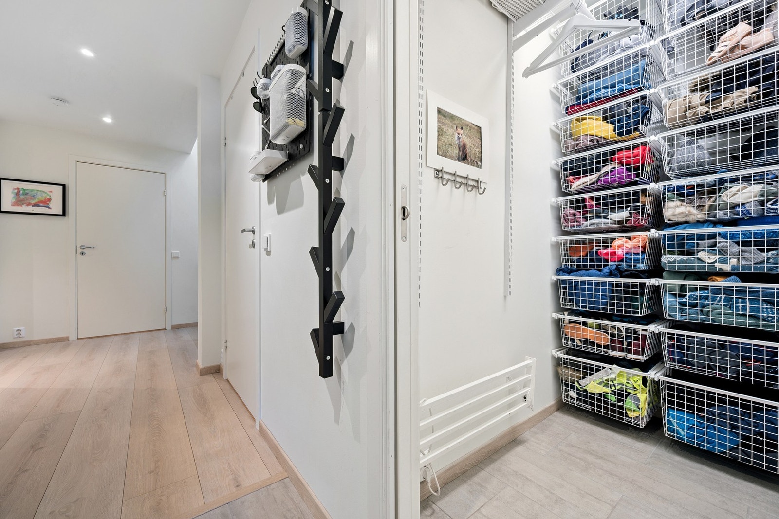 Funksjonelt og ryddig - smart lagring og direkte adkomst fra vindfang til bod med kurvsystem Galleribilde