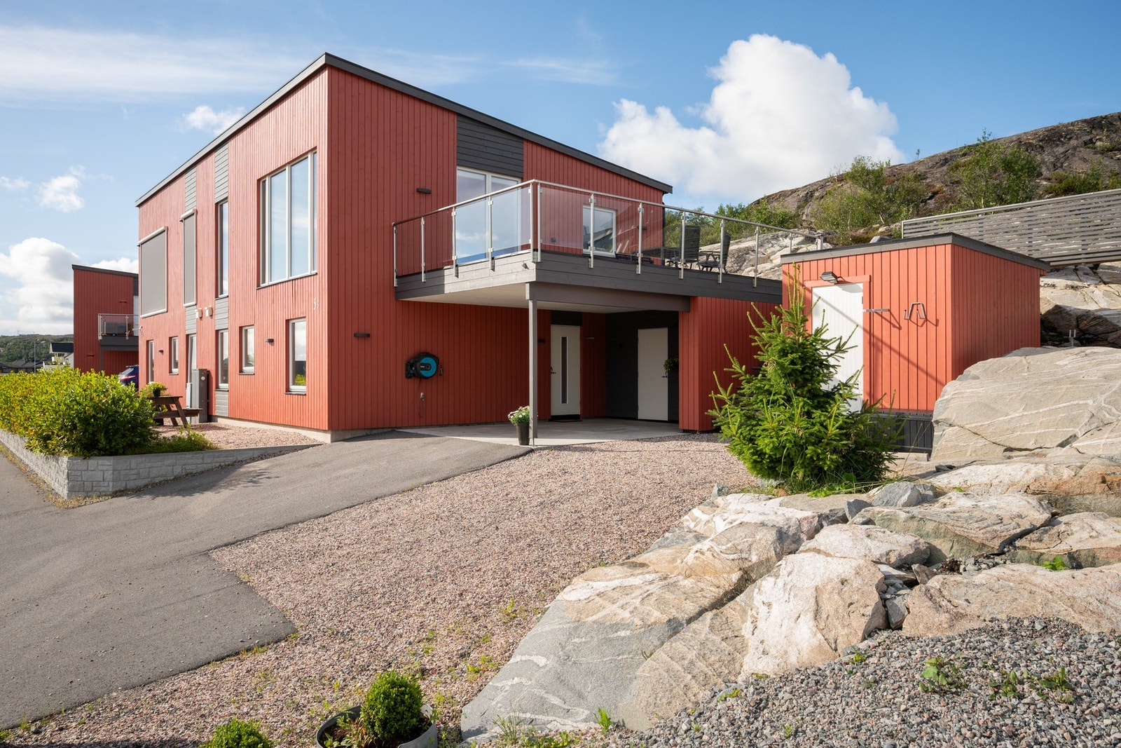 Moderne og stilren halvpart av tomannsbolig fra 2020 med carport Galleribilde