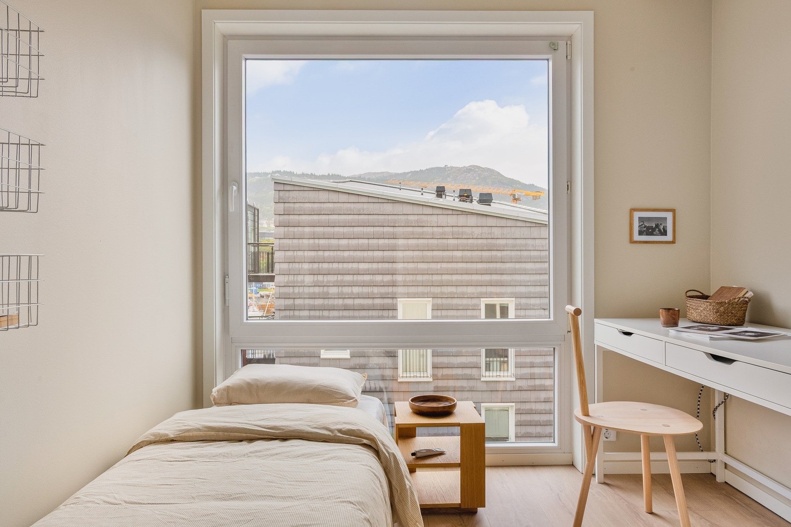 Soverommet har god plass til seng, garderobe og tilhørende møblement. Perfekt å leie ut eller benytte som gjesterom eller kontor. Galleribilde