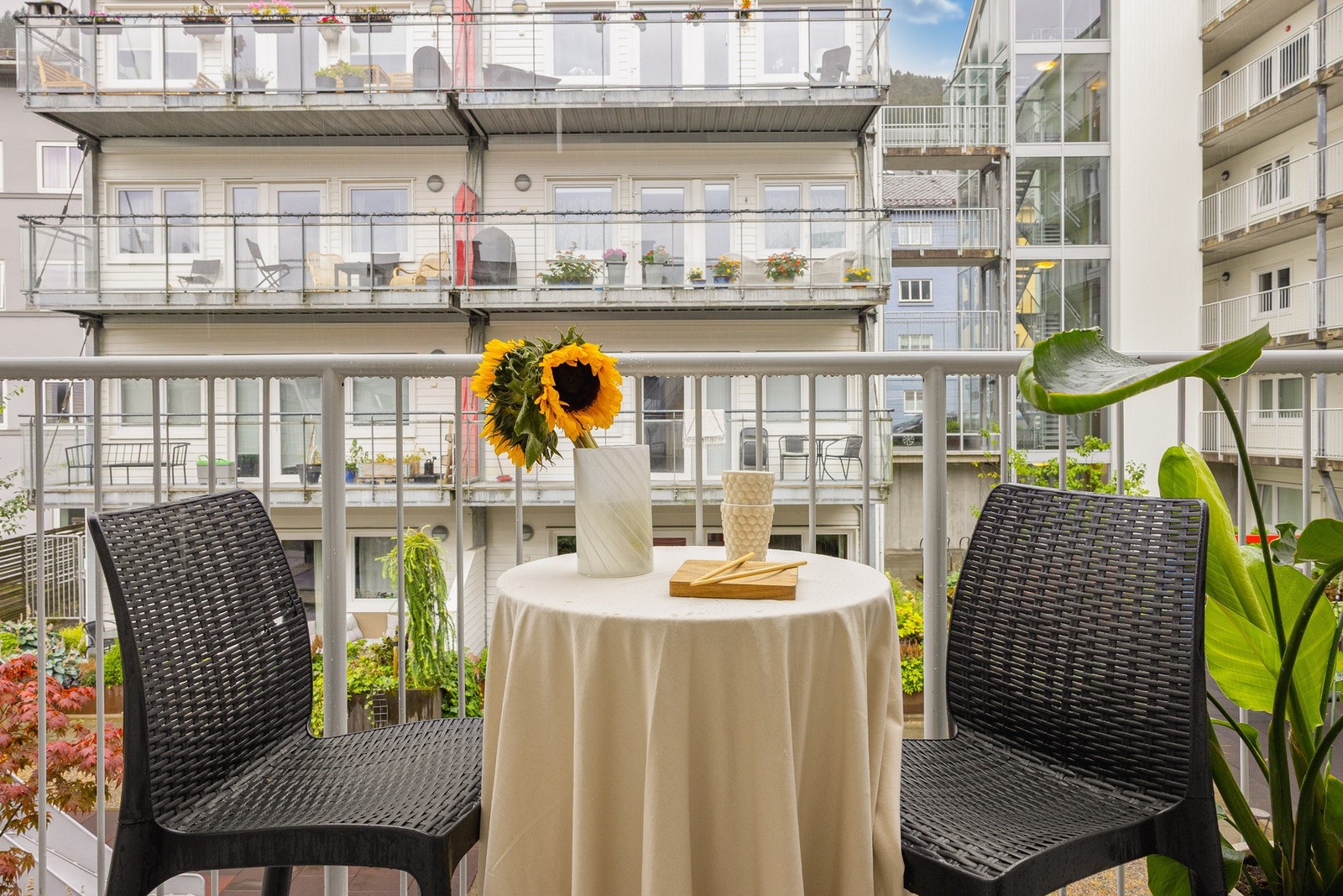 Ved inngangsparti er det sol fra ca. 11-18 på sommerstid. Galleribilde