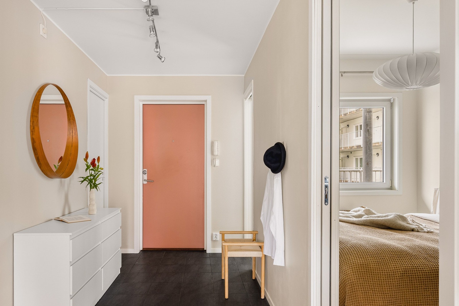 Entréen er flislagt, praktisk og slitesterkt mot søl og fukt fra yttertøy og sko. Galleribilde