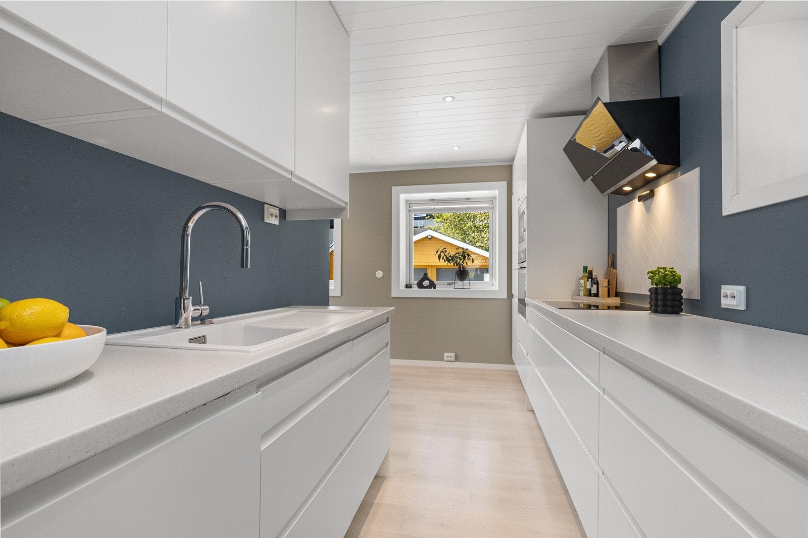 Kjøkken med integrerte hvitevarer Galleribilde