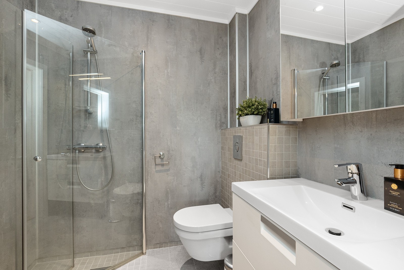 Pent bad fra 2017 - Dusjnisje, vegghengt wc og servantinnredning med overskap. Galleribilde