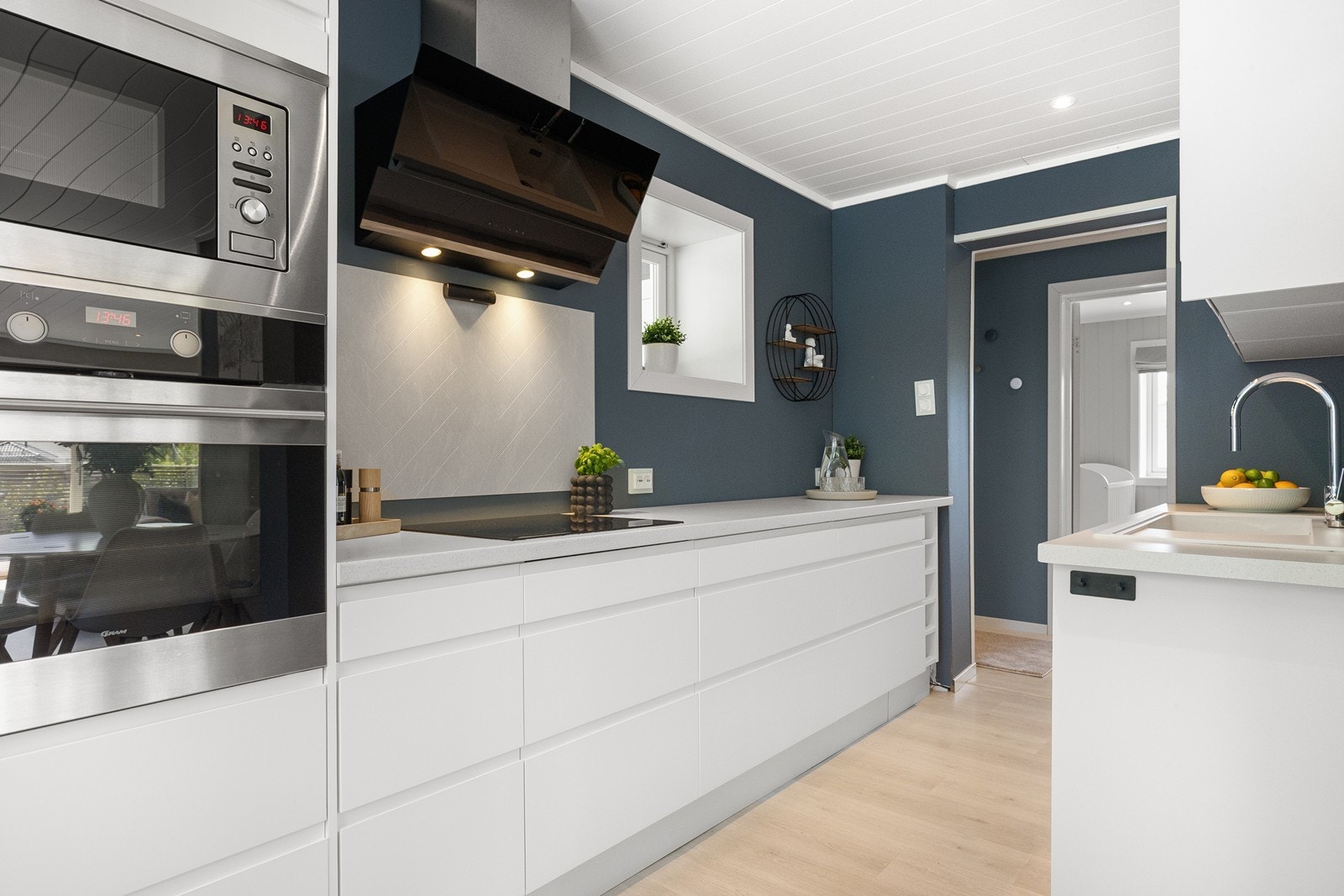 Grepsfritt Epoc kjøkken med laminat benkeplate Galleribilde