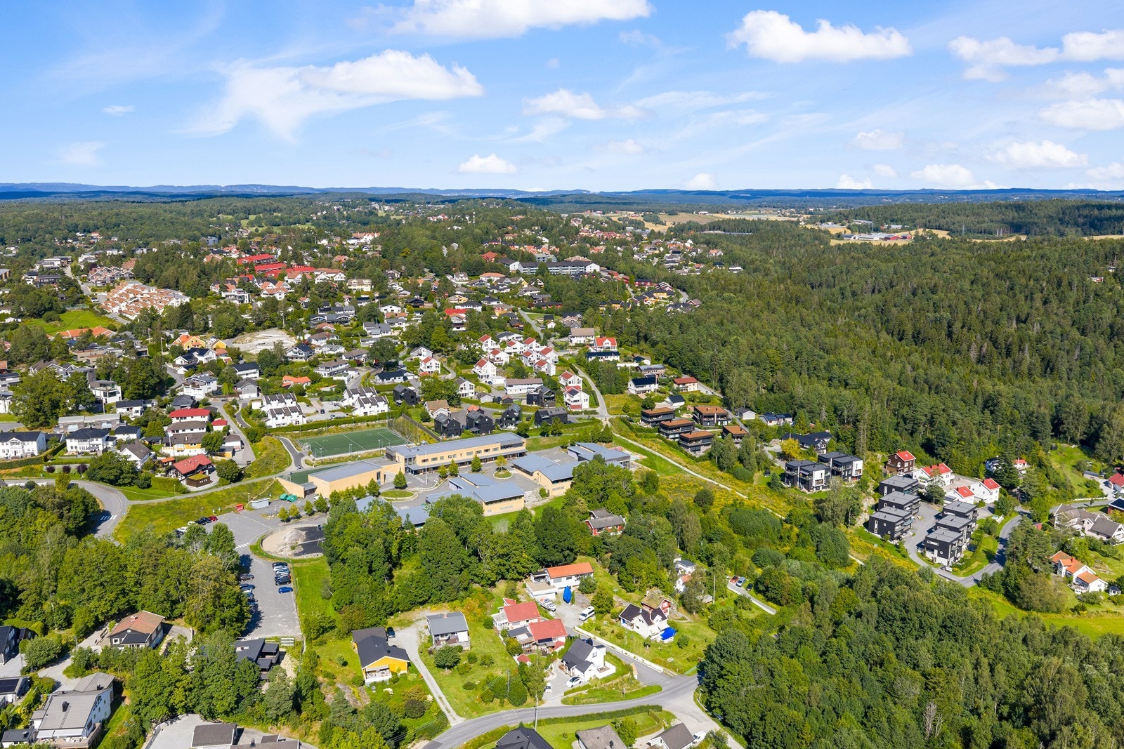 Dronebilde fra syd. Umiddelbar nærhet til Sogsti Skole Galleribilde